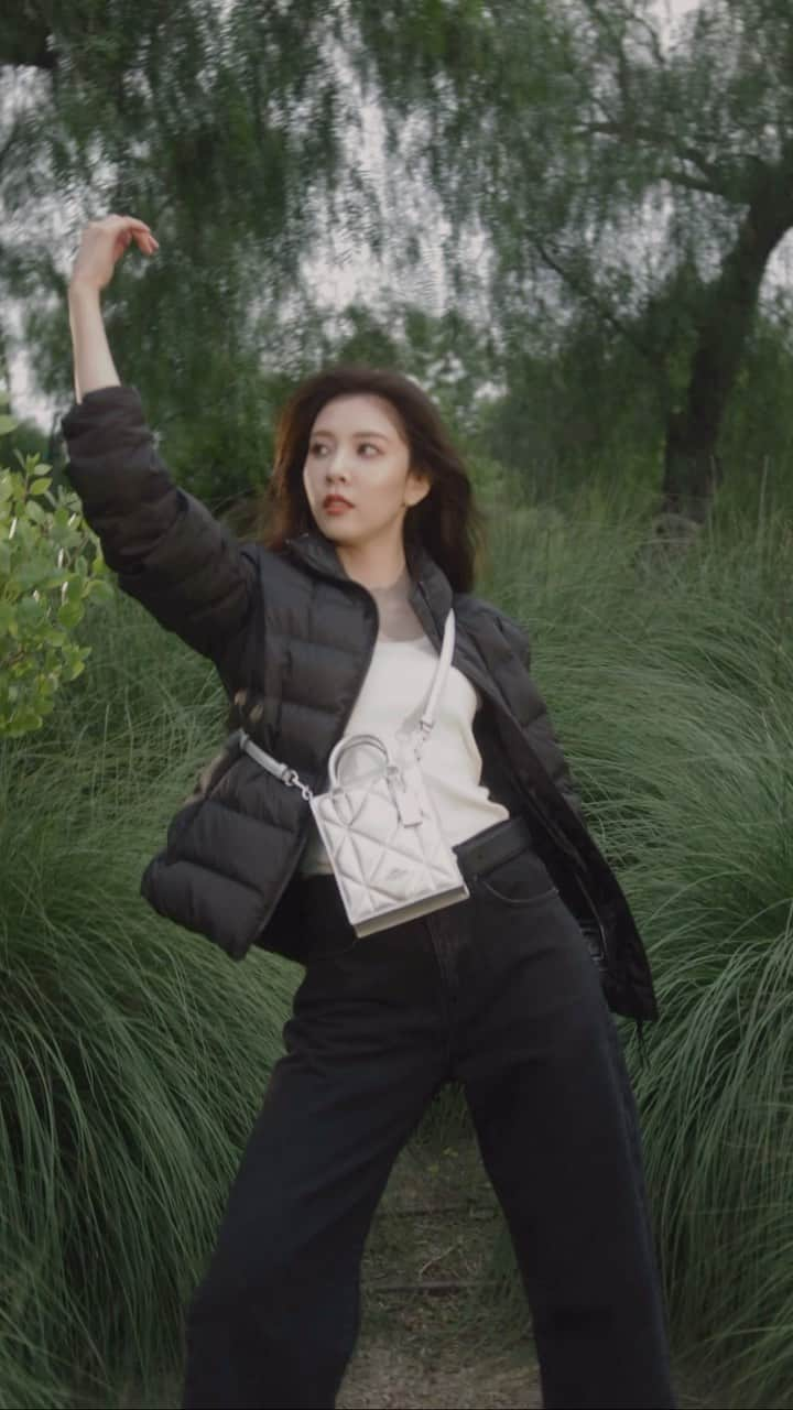 コーチのインスタグラム：「Brilliant from the inside out. But also from the outside in. It’s a lot of shine from all directions.   #WearYourShine. Our Fall 2023 story is a call to resist your inner critic and show your most confident self.  Starring: #SongYanfei Stylist: @gabriellak_j Production design: Christian Stone Music: @jamie___xx ‘Kill Dem’ Hair: @jacobrozenberg Makeup: @kaleteter Nails:  Mel Lolli  #CourageToBeReal #CoachOutlet」