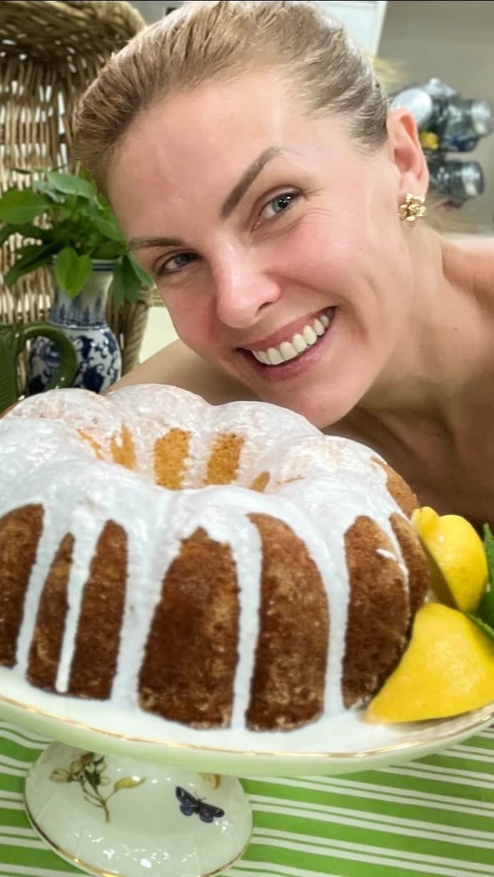 Ana Hickmannのインスタグラム：「Pensa em um bolo de limão maravilhoso!!!!! Fofinho, molhadinho, feito com limão siciliano 🍋 e perfeito pra esse final de semana. Quem tá com a casa cheia, querendo um bolinho pro café de tarde??? Esse é o melhor!!!! Fiz um formato de vídeo diferente dessa vez. Me contem se vocês gostam!!! ❤️  Vem assistir a receita no YouTube.com/AnaHickmann   #canalanahickmann #bolo #receita #receitadebolo #anahickmann」