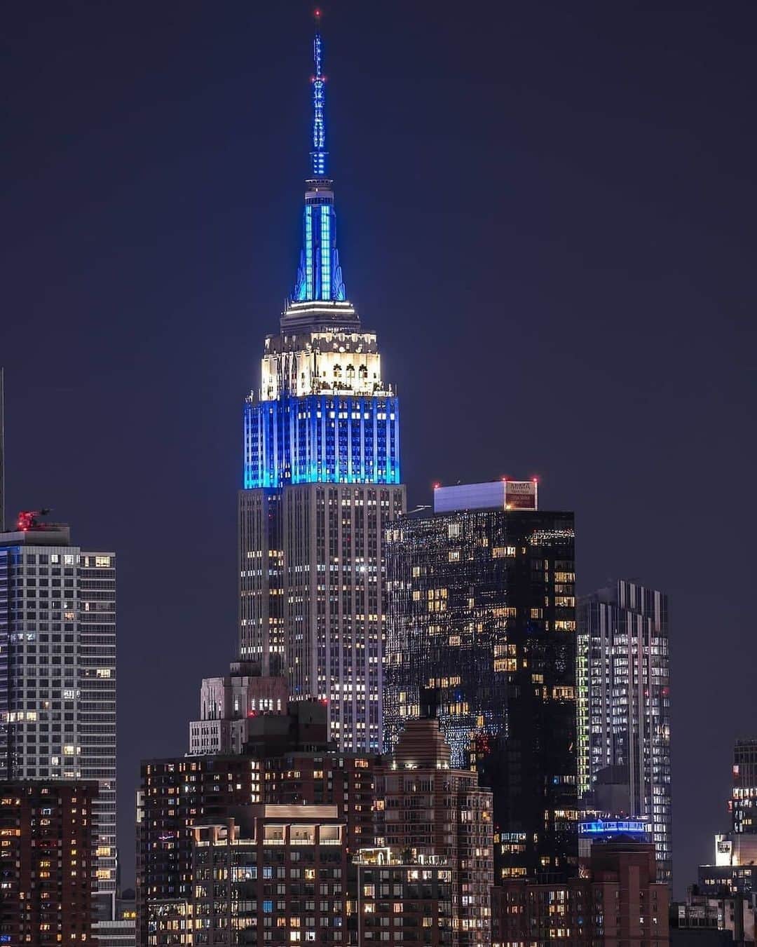 Empire State Buildingのインスタグラム：「Tonight from sunset until sunrise the Empire State Building’s lights will shine in the colors of the Israeli flag to honor the victims’ lives lost in the deadly terrorist attack.  📷: @jay_roams」