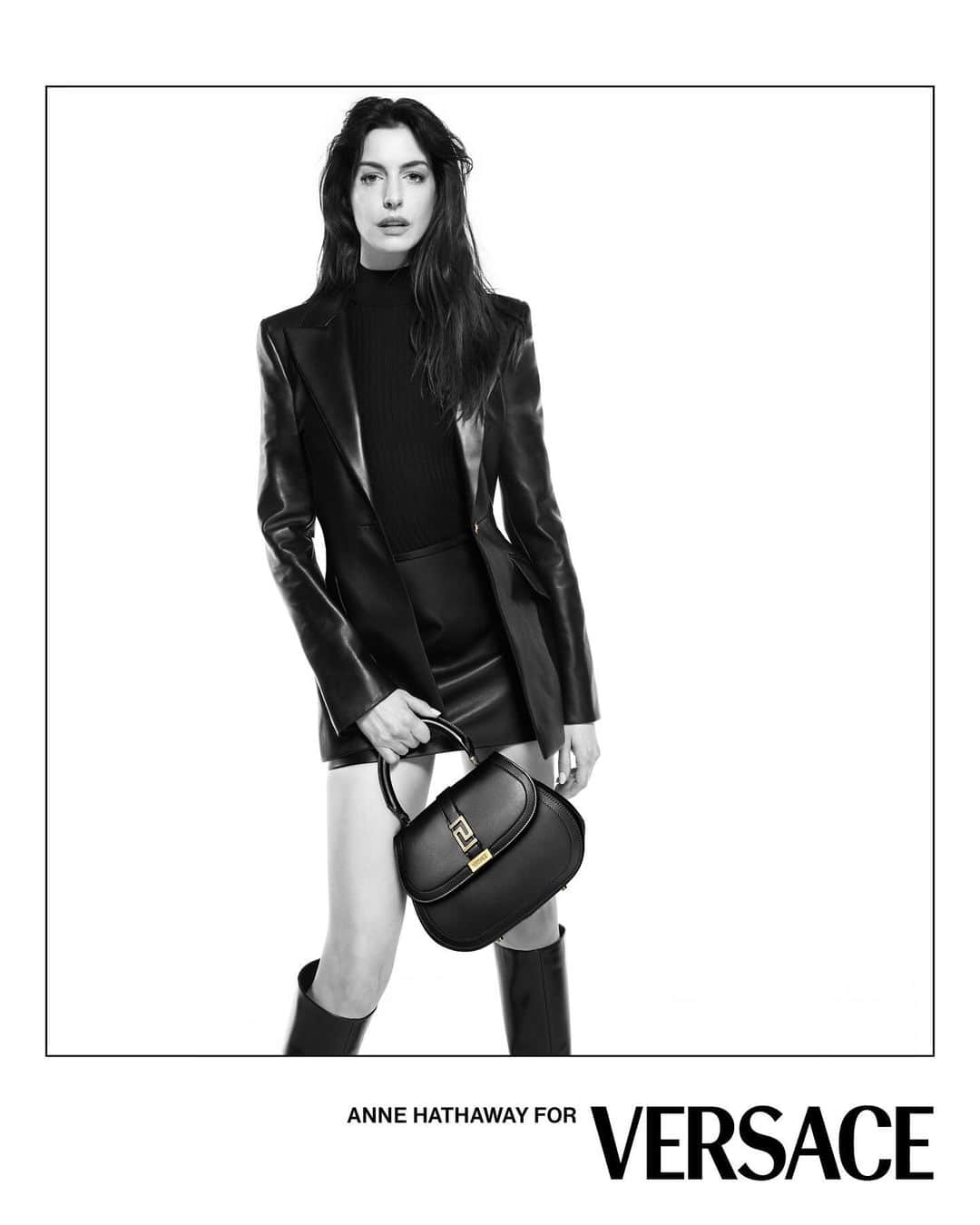 ジャンニヴェルサーチさんのインスタグラム写真 - (ジャンニヴェルサーチInstagram)「Anne Hathaway for Versace Icons  Anne wears nappa leather single-breasted tailored jacket; mock-neck ribbed-knit sweater; leather skirt; Pin-Point knee-high boots; Greca Goddess top handle bag  Photography by Mert & Marcus  #VersaceIcons #VersaceGrecaGoddess」10月14日 0時00分 - versace