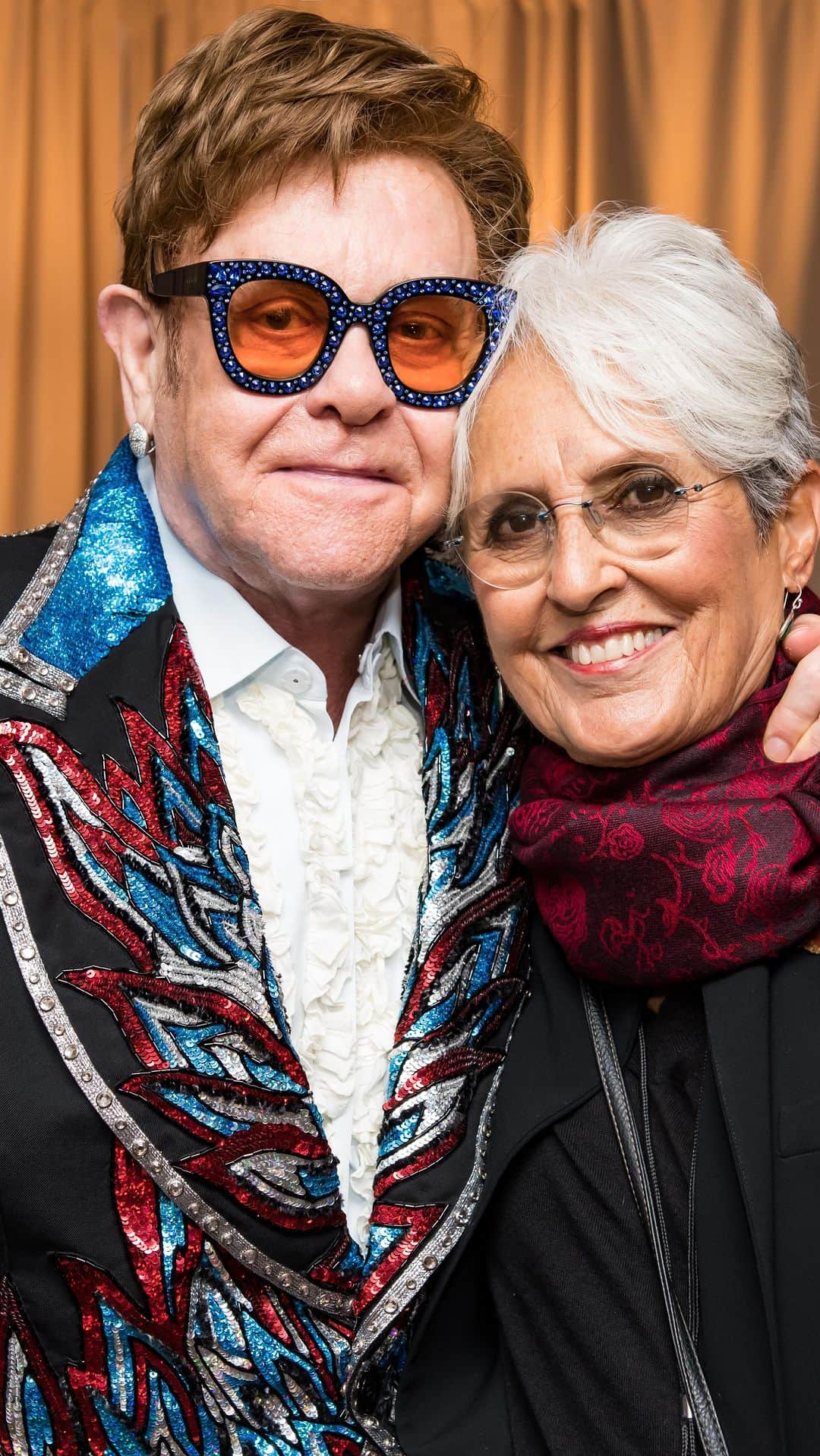 エルトン・ジョンのインスタグラム：「A personal hero of mine, Joan Baez, has released a beautifully engaging and honest film that follows her final tour and delves into her life as an artist and activist.   Congratulations, Joan, on this moving film and a life lived bravely.  Now in theatres across the US.  📸: @bengibsonphoto」