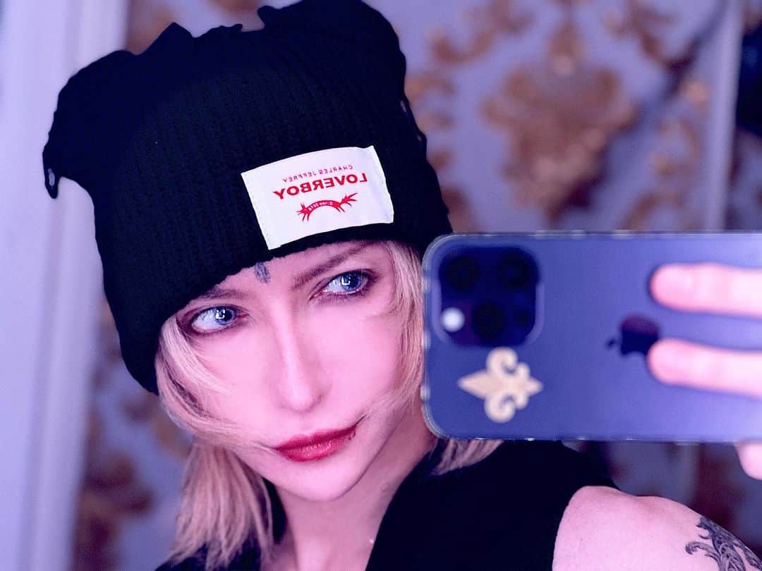 MiA のインスタグラム：「帽子被った後どうしてもボサボサになってしまう。」
