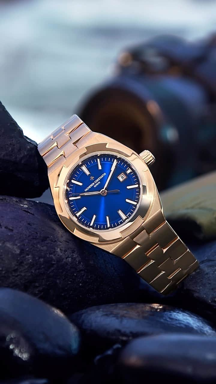 ヴァシュロン コンスタンタンのインスタグラム：「Overseas breeze 🌊   With their sporty aesthetic and harmonious proportions, Overseas timepieces manifest the essence of a daring spirit.   Discover the Overseas self-winding.   #VacheronConstantin #OneOfNotMany #vacheron #thehourlounge #watches #watch #watchesofinstagram #vcoverseas」