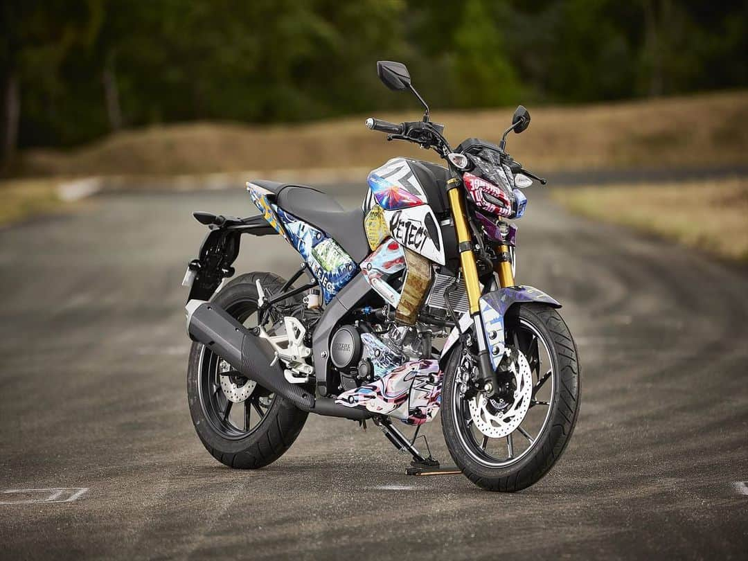 ヤマハ バイクさんのインスタグラム写真 - (ヤマハ バイクInstagram)「MT-125導入に合わせて、ヤマハ発動機とeスポーツチーム「REJECT」がコラボ🤝✨  今回のコラボレーションは、「限界を超えろ。REJECT YOUR LIMITS」をスローガンに掲げて活動するeスポーツ・アスリートチーム「REJECT」が、125ccながら本格的な走りと機能を備えるストリートスポーツバイク「MT-125」に共鳴。リアルとバーチャルの垣根を越えて、日常生活にスポーツのある、ワクワクするライフスタイルを表現したいという両社の思いが重なり、実現しました。  【コラボレーション内容】 ① 「MT-125」をベースに、「REJECT」プロデュースによるコンセプトモデル（非売品）の製作  ② 「FORTNITE」での「MT-125」の世界観を表現したメタバース空間となる「島（ゲームマップ）」を制作 参考：FORTNITE「島コード（マップコード）」2449-0709-1912  ③ コラボレーションの取り組みの様子や担当者の思いを描いた「REJECT」による映像制作  #YAMAHAが美しい #RevsyourHeart #Yamaha #MT125 #yamahamt125 #REJECT #eSports #FORTNITE」10月13日 15時07分 - yamaha_bike