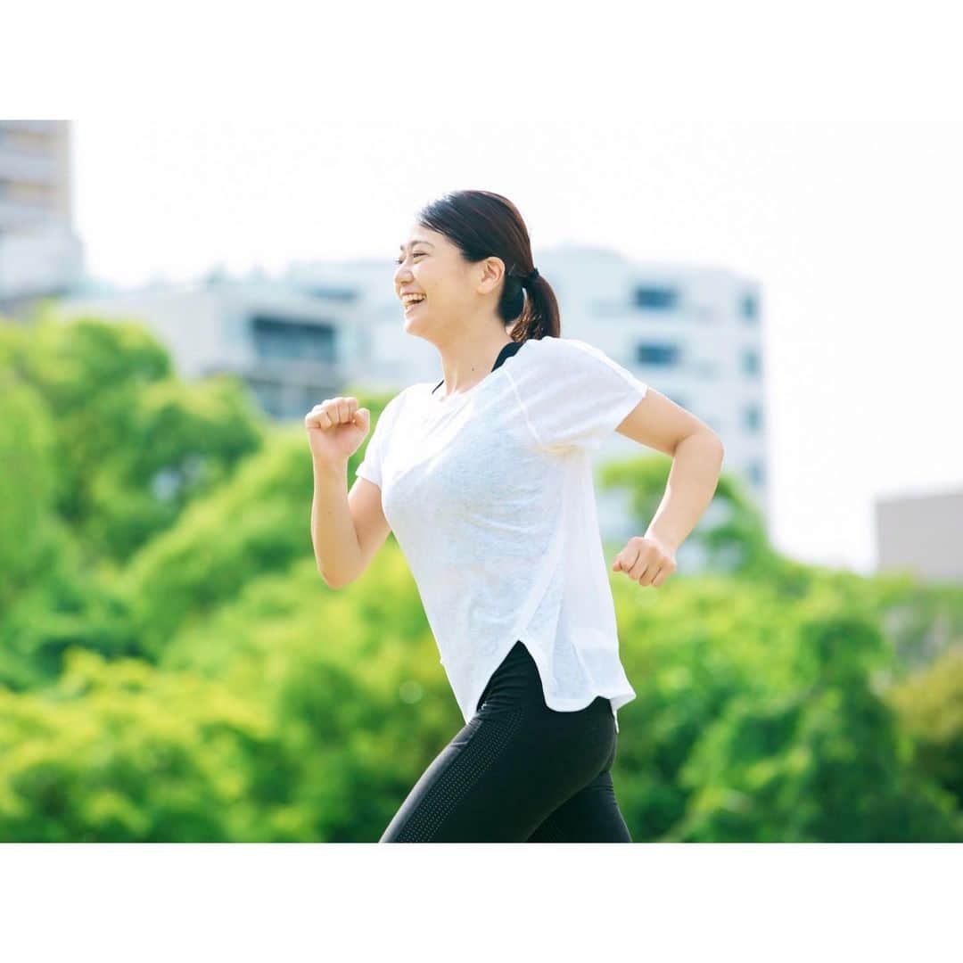 原川愛のインスタグラム：「この写真を見ると その時の気持ち思い出して 無心で走りたくなる☺︎  出会って何年になるんでしょう。。。 出会ったきっかけは 共通の知人からの紹介。 出会った瞬間に仲良くなって 今でも会うといつも2人で爆笑。笑  素敵な作品（写真）をたくさん残していて 彼女の作品には力を貰うし いつもニコニコ明るくて でもナイーブなところもあって 人間味が強くて…笑 そんなところも全て大好きだよ！ ちゃんみか♡（みかちゃん）  @uncomy   この写真はその 最高なちゃんみかが撮ってくれた写真。 楽しそうでしょ？笑  これから何をしていきたいのか模索していた時 とりあえず 自分の活動写真を撮って貰おうと お願いしたら 忙しいのに こんなペーペーの為に時間作って 快く撮ってくれました。 そんな底なしの優しさに 救われて 今があります！  ひょんな出会いから仲良くなって いまだに仲良くしてくれて たくさん会ったりするわけじゃないけど ふと、元気かなぁ？って思い出して すごく会いたくなる素敵な人。 いつもありがとう！  人に生かされて 今こうやって自分がここにいる事 絶対に絶対に忘れません！  ちゃんみか元気かーー？？笑」