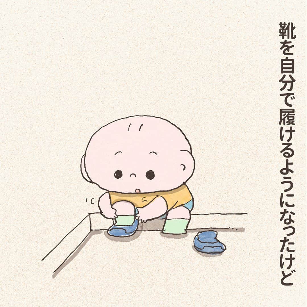つむぱぱのインスタグラム：「・ ・ ・ あまりに歩きづらかったのか、早々に履き直していました。 ・ #4歳#息子#マンガ」