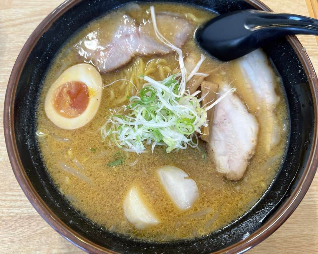 岩﨑名美さんのインスタグラム写真 - (岩﨑名美Instagram)「この世で一番好きな味噌ラーメン。🍜  北海道からはるばる池袋に期間限定で、、ありがたい🫶  年一信玄遠征しに札幌行くくらいすきです。 素晴らしく美味しかった、、、たまご麺っぽいちゅるちゅるの麺が最高でなんといってもスープが病的に美味。。来てくれて大感謝でございました😭😭！」10月13日 15時03分 - nami_iwasaki