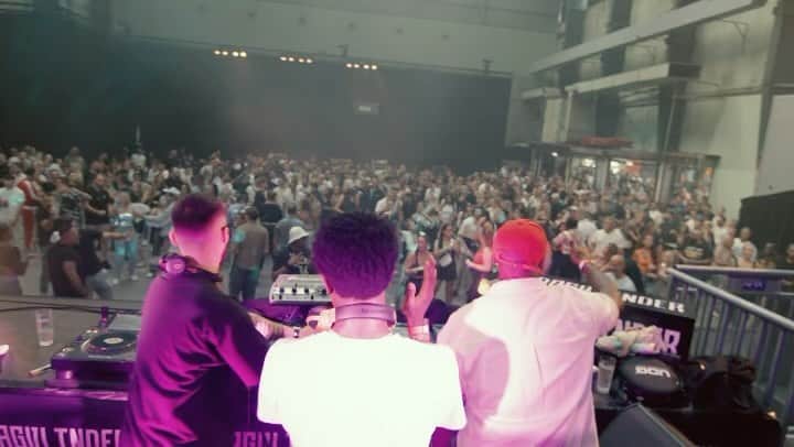 エルイェロ・エリアのインスタグラム：「DAGVLINDER 🦋  B2B WITH MY BRO S❤️🤲🏾  @dagvlinderfestival @karimsolimandj THANK FOR HAVING US  📹 @shotsbyolivier 👊🏾」
