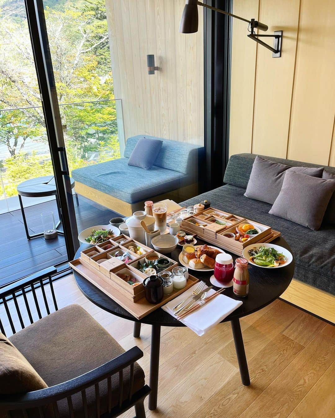 東條恭子のインスタグラム：「🤎 ⁡ リッツ日光 @ritzcarltonnikko レポ続き🍁♡ ⁡ 朝食はお部屋で☀️ レトロ可愛いコーヒー牛乳瓶もきてびっくり!🤭🫙 ⁡ 館内のモダンで洗練された内装もタイプすぎました..🤍 (大好きな白やベージュの空間シビれる🫶🏻!♡笑) ⁡ #リッツカールトン日光 #theritzcarltonnikko #rcnikko #theritzcarlton #rcmemories #リッツカールトン #週末の過ごし方 #日光旅行 #週末ドライブ #中禅寺湖 #男体山 #温泉旅行 #hotelbreakfast #hotellovers #hoteldesign」