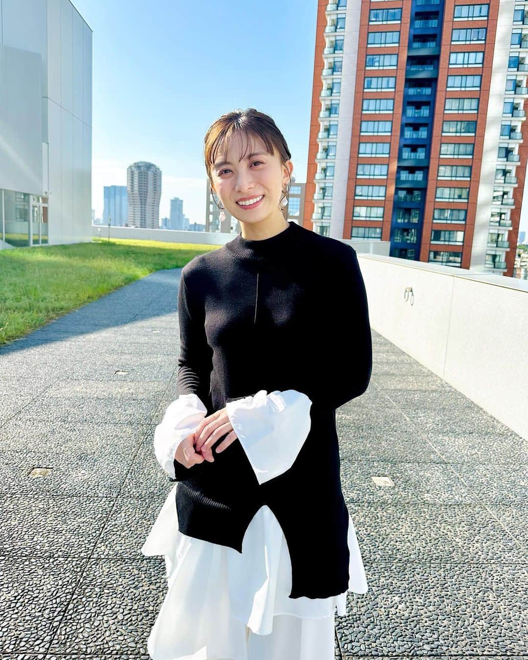 山本雪乃のインスタグラム：「🐼 おつかれさまです😊 今日は早めの時間から大好きな友と、 好きな店で美味しいものを食べます♡ 最高の金曜日です♪  みなさまも素敵な金曜日を〜☺️  #衣装 : @wildlily_daikanyama   🍙ちくわきゅうり🥒」