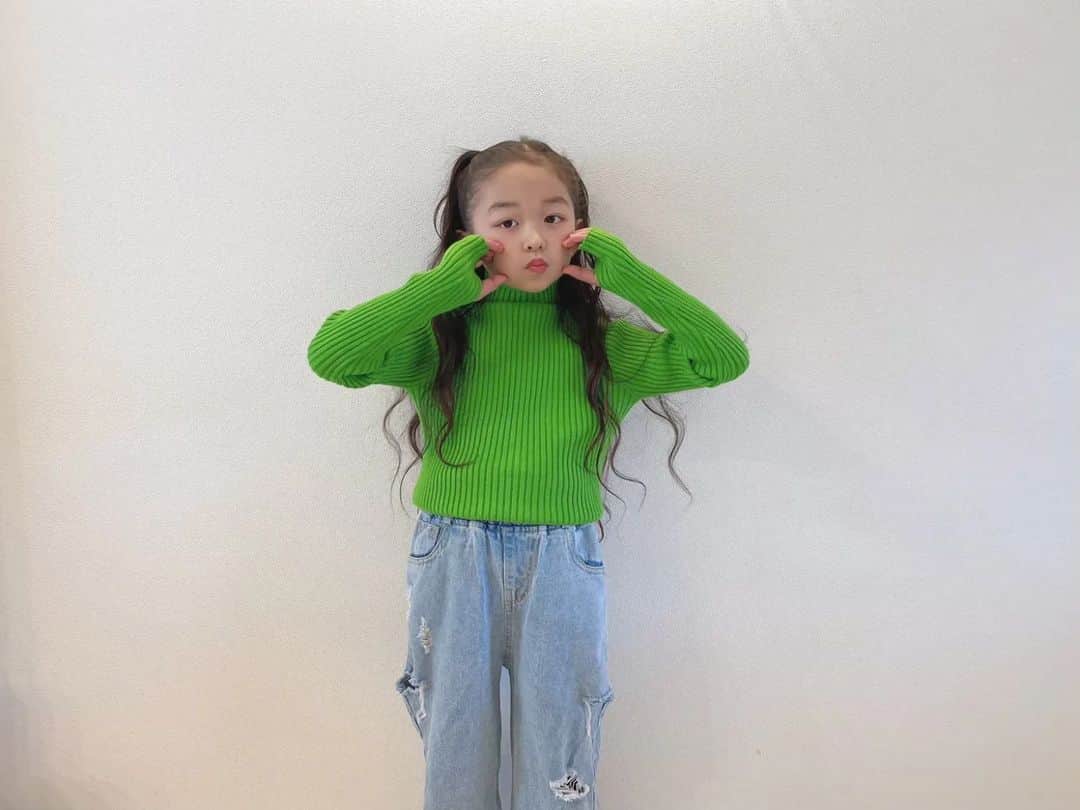 のインスタグラム：「.⁡ フィンガーホール　リブニット  ￥1,990  size110-150⁡ ⁡⁡ ⁡⁡ ⁡⁡model @__.koko54 ⁡⁡ ⁡⁡ ⁡.⁡ ⁡⁡ ⁡トレンドの指穴付きデザインで着回し力抜群な タートルネックリブニット.  チクチクしない柔らかな肌触りで着心地も◎  メイントップスとしてもインナーとしても活躍する一枚 スウェットを重ねたレイヤードスタイルもおすすめです.⁡ ⁡⁡ ⁡⁡ ⁡⁡ ⁡⁡ ⁡⁡ ⁡⁡ ⁡⁡ ⁡.⁡ ⁡⁡ ⁡⁡⁡⁡⁡⁡⁡⁡#トップス#秋#秋新作#秋おそろい⁡プチプラファッション#キッズコーデ#アクセサリー#男の子#キッズファッション#女の子服#子供服#キッズサンダル#女の子ママ# #姉妹#男の子服 #ootd#親子おそろい#サロペット#ニットパンツ#大人顔負け#大人顔負けファッション#小学生ファッション#リブニット#フィンガーホールニット ⁡」