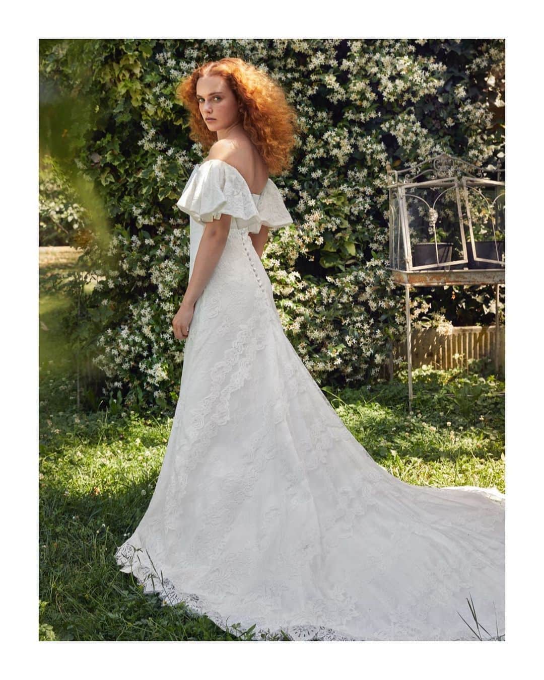 NOVARESE Dress Officialのインスタグラム：「⁡ 総レースのドレスには取り外し可能なスリーブがデザインされ スリーブをつけても、またレースのドレスだけでもお召しいただけます ヘアをダウンにする、大きなイヤリングをあわせる、ショートベールと合わせる など、スタイリングの幅が広いのも魅力です ⁡ お問い合わせ、試着予約は、お近くのノバレーゼまで ⁡ Dress: EPNV79 (Novarese) @novaresewedding  ⁡ #ノバレーゼウエディング #ノバレーゼ #ノバレーゼドレス #プレ花嫁 #東京花嫁 #関西花嫁 #名古屋花嫁 #広島花嫁 #福岡花嫁 #ウエディングドレス #ノバレーゼ花嫁 #novaresewedding #novarese #novareseexclusive」