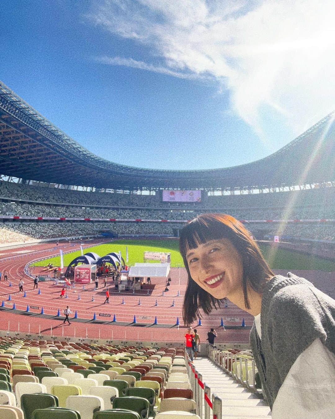 kazumiのインスタグラム：「いよいよ週末はハーフマラソン🏃‍♀️🏃‍♀️🏃‍♀️ 国立競技場にランナー受付にきたよ  今日は天気が最高。 なのに週末雨予報！笑 笑うしかない！ 嘘だと言って🤣🤣 21kmを走ったことがないから 完走できるか未知の領域でドッキドキ❤️‍🔥  とりあえず今週は ごはんをいつも以上にモリモリたべて パワーを満タンにしている🍚  参加される方いらっしゃるかな🫣？ 頑張りましょう💪❤️‍🔥❤️‍🔥  #kazumiのフルマラソンへの道 #ランニング#ハーフマラソン#国立競技場#レガシーハーフマラソン#マラソン#ランニング#kazumi」