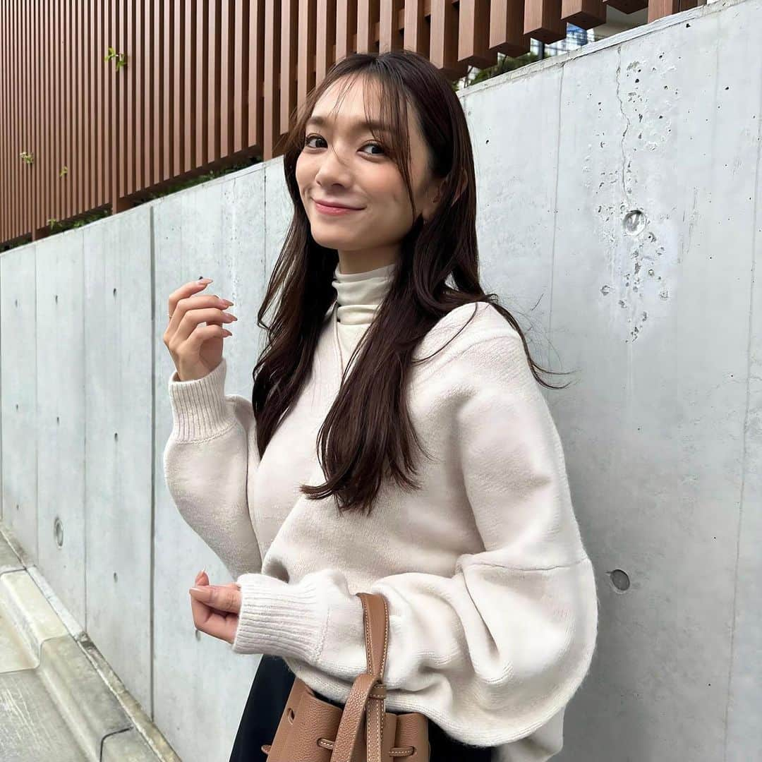 笛木陽子さんのインスタグラム写真 - (笛木陽子Instagram)「肌寒くなってきたね🧶 ここ数年秋が短過ぎてすぐ冬服になりそう💭笑 ㅤㅤㅤㅤㅤㅤㅤㅤㅤㅤㅤㅤㅤ こちらのニットは @bonjoursagan のだよ~.ᐟ Vネックが深めなのでシアーロンTを下に着てます✌︎ ㅤㅤㅤㅤㅤㅤㅤㅤㅤㅤㅤㅤㅤ お気に入りのこのバックは @polene_paris 👜 ㅤㅤㅤㅤㅤㅤㅤㅤㅤㅤㅤㅤㅤ みんなも季節の変わり目なので 体調に気をつけてくださいな☺︎ ㅤㅤㅤㅤㅤㅤㅤㅤㅤㅤㅤㅤㅤ ㅤㅤㅤㅤㅤㅤㅤㅤㅤㅤㅤㅤㅤ #pr#bonjursagan#bs_style#ボンジュールサガン#ボンサガ#ベージュニット#秋ニット#大人女子コーデ#ポレーヌ#polene#男の子ママ#ママモデル#ハーフモデル」10月13日 15時20分 - yoko_fueki56