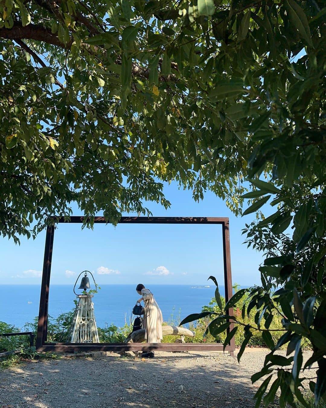 miho uesugiさんのインスタグラム写真 - (miho uesugiInstagram)「熱海観光🌊 ㅤㅤㅤㅤㅤㅤㅤㅤㅤㅤㅤㅤㅤ #codarossa でお昼ご飯。 海を見ながら食べる地元野菜のバーニャカウダが本当に美味しかった。 ㅤㅤㅤㅤㅤㅤㅤㅤㅤㅤㅤㅤㅤ  #ACAOFOREST で絶景お散歩🚶 フォトスポットがたくさんある美しいお庭を巡りました。 ㅤㅤㅤㅤㅤㅤㅤㅤㅤㅤㅤㅤㅤ  #MOA美術館 こちらも絶景。 「7人の人間国宝展」を開催中でした。  ㅤㅤㅤㅤㅤㅤㅤㅤㅤㅤㅤㅤㅤ #来宮神社 来福・縁起の神様。 御神木「大楠」にパワーを貰いました。  ㅤㅤㅤㅤㅤㅤㅤㅤㅤㅤㅤㅤㅤ 宿泊した宿もとても素敵だったので、また載せます☺️ 過ごしやすい気候になりましたね！ これから行かれる方の参考になりますように✨  旅行には @onemeproject のお洋服が大活躍。 着心地が抜群に良いのです…！  ㅤㅤㅤㅤㅤㅤㅤㅤㅤㅤㅤㅤㅤ  ㅤㅤㅤㅤㅤㅤㅤㅤㅤㅤㅤㅤㅤ  #熱海#熱海観光#旅行#旅行コーデ#ONEME#今日のコーデ#フォトスポット#大人カジュアル#カジュアルコーデ#ワンピース#ストール#秋#秋コーデ#海#美術館#熱海ランチ#夫婦」10月13日 15時23分 - uepoooning