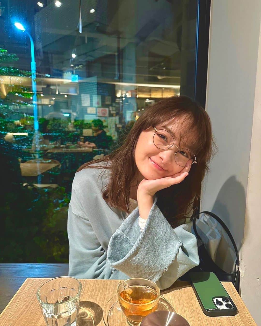葵わかなのインスタグラム：「． 束の間のおやすみ期間です✨  久しぶりにゆっくり動けてるので、息が深く吸える感覚。 普段はお酒を飲む事が多いから夜カフェってあんまり経験ないんだけど、時々するとすごくまったりできるし、話は進むし、いい時間を過ごせますね！  またリフレッシュ、インプットして大阪公演、臨みます💪  「ANASTASIA」の大阪公演は10月19日からです。梅田芸術劇場でお待ちしてます☺️」
