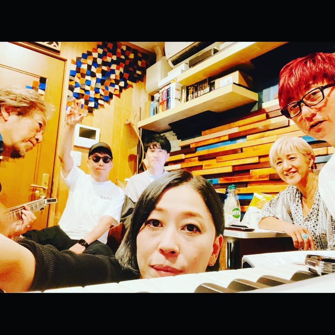 ミズノマリのインスタグラム：「🎵 10/21（土）渋谷JZ Bratのライブに向けて！ 皆にcoolism studioに来てもらい、 構成考えたり、 コーラスパート決めたり、 なんやかんやとわいわい🕺💃 なんともすごい楽しいライブになりそうですよ⭐️ 来ていただける皆様、 どうぞお楽しみに！  桃子さんとも久しぶりに会えた！ 一緒に歌えるの光栄です☺️ あ、 シティハンター観に行った話するの忘れてた… また当日の女子楽屋ででも😝  10/21は…  大切な時間を少しだけいただきます 忘れられない夜になる 「渋谷で逢いましょう」」