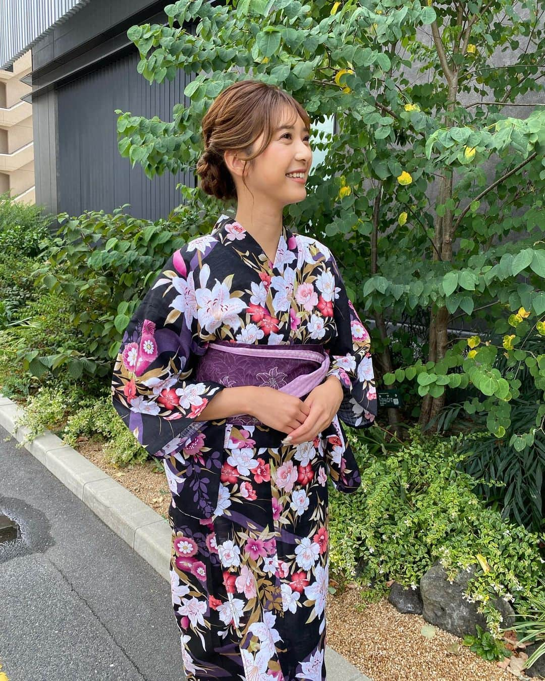 テレビ新広島さんのインスタグラム写真 - (テレビ新広島Instagram)「ことしもやります📣  ⋰ 広島のみなさんを花火で全力応援💫 ⋱  CM撮影はゆかたでおこないました👘  西山穂乃加アナは 黒地に紫の帯で 大人っぽい雰囲気に🖤💜  ちなみに… ゆかたは西山アナの私物です🫶  ♡┈┈┈┈┈┈┈┈┈┈┈┈┈┈┈┈┈┈♡  「広島のみなさんを花火で全力応援」  10月13日(金)・14日(土) よる6時45分〜よる7時予定  宮島の御笠浜沖付近から 花火を打ち上げます！  〈ライブ配信〉10月14日(土) よる6時45分 〈テレビ放送〉10月14日(土) よる8時54分  ♡┈┈┈┈┈┈┈┈┈┈┈┈┈┈┈┈┈┈♡  #西山穂乃加 #にしやまほのか #西山穂乃加アナ #西山アナ #テレビ新広島 #tss #アナウンサー #女子アナ #花火 #花火大会 #ゆかた #ゆかた女子 #ゆかたヘア #浴衣 #浴衣女子 #浴衣ヘア #浴衣ヘアアレンジ」10月13日 15時41分 - tss_tv_official