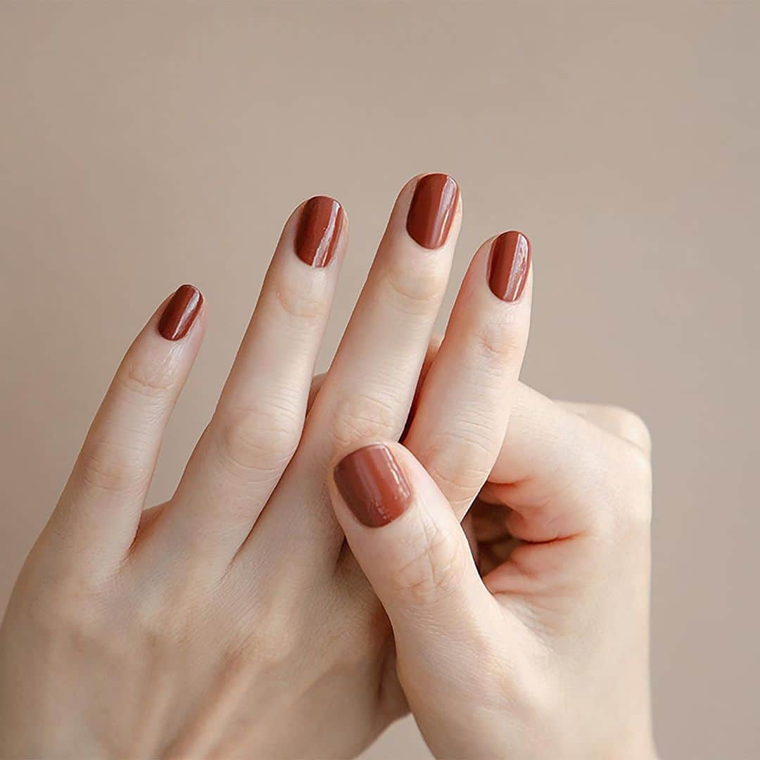 NAILS INCさんのインスタグラム写真 - (NAILS INCInstagram)「. AUTUMN BROWN  たっぷりと日差しを浴びた木々の葉が赤や黄色に色づき始め、彩り豊かな風景が秋の訪れを感じさせるこの季節。  秋の風情を指先に宿しながら、心地良い色めきで彩りを与えるブラウンカラーをご紹介。  ◾︎AUTUMN BROWN特集 詳しくはハイライトよりご確認いただけます。  #nailsinc #ネイルズインク  #brownnails」10月13日 15時42分 - nailsinc.jp