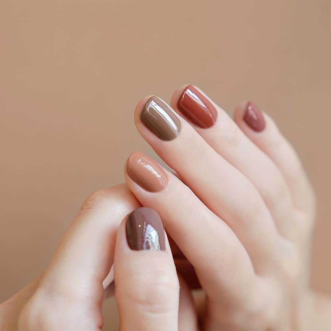 NAILS INCのインスタグラム：「. AUTUMN BROWN  たっぷりと日差しを浴びた木々の葉が赤や黄色に色づき始め、彩り豊かな風景が秋の訪れを感じさせるこの季節。  秋の風情を指先に宿しながら、心地良い色めきで彩りを与えるブラウンカラーをご紹介。  ◾︎AUTUMN BROWN特集 詳しくはハイライトよりご確認いただけます。  #nailsinc #ネイルズインク  #brownnails」