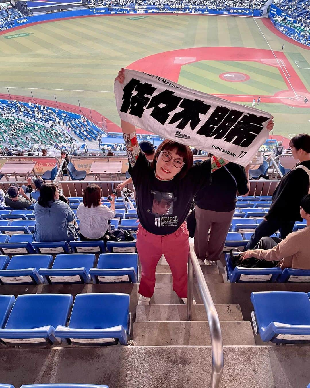 松浦志穂さんのインスタグラム写真 - (松浦志穂Instagram)「WBCファン活動⚾️🔥  毎週月曜bayfmのシンラジオで喋らせてもらってましてそこにゲストに来ていただいた千葉ロッテマリーンズの球場アナウンスを33年務める谷保さんが今期で引退されるというニュースを見て居ても立ってもいられずロッテのレギュラーシーズンホーム最終戦に入らせていただきました。この日残念ながらロッテは負けてしまったけど谷保さんのアナウンスめちゃくちゃ心にきたなぁ、、満員のスタンドからの「谷保」コールも海浜幕張に沈む夕日と共にこの日2100試合目のアナウンスだった谷保さんへの感謝のビジョンも何もかもが美しく尊い光景でした、、✨ そしてその後ロッテは2位でCS進出を決め明日からまたZOZOマリンスタジアムで試合が出来、谷保さんの引退が伸びたわけで、、素敵なドラマを見させてもらってるよう、、  WBCからはまった野球観戦⚾️ですがこんなに楽しくて興奮してアドレナリンが出るなんて！！野球って、スポーツって素晴らしいっ！！❤️‍🔥❤️‍🔥  #球場ビール極上に美味い #CSチケットって取れるのかなぁと見てみたら #瞬殺 #全然ダメ #野球激ハマり年」10月13日 15時37分 - matushiho