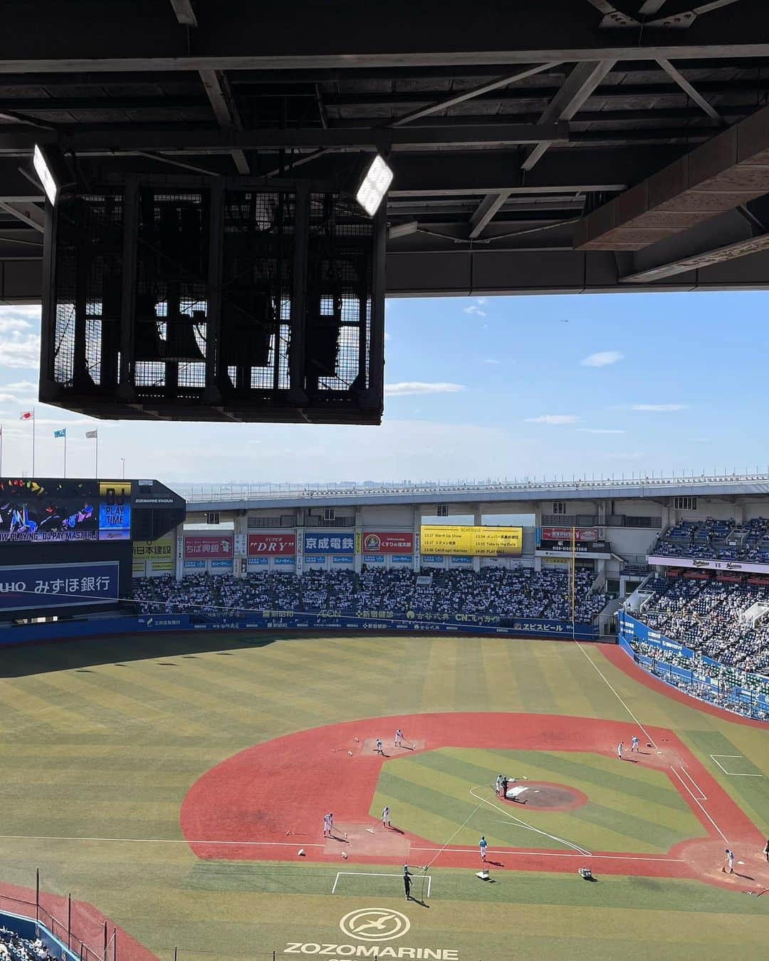 松浦志穂さんのインスタグラム写真 - (松浦志穂Instagram)「WBCファン活動⚾️🔥  毎週月曜bayfmのシンラジオで喋らせてもらってましてそこにゲストに来ていただいた千葉ロッテマリーンズの球場アナウンスを33年務める谷保さんが今期で引退されるというニュースを見て居ても立ってもいられずロッテのレギュラーシーズンホーム最終戦に入らせていただきました。この日残念ながらロッテは負けてしまったけど谷保さんのアナウンスめちゃくちゃ心にきたなぁ、、満員のスタンドからの「谷保」コールも海浜幕張に沈む夕日と共にこの日2100試合目のアナウンスだった谷保さんへの感謝のビジョンも何もかもが美しく尊い光景でした、、✨ そしてその後ロッテは2位でCS進出を決め明日からまたZOZOマリンスタジアムで試合が出来、谷保さんの引退が伸びたわけで、、素敵なドラマを見させてもらってるよう、、  WBCからはまった野球観戦⚾️ですがこんなに楽しくて興奮してアドレナリンが出るなんて！！野球って、スポーツって素晴らしいっ！！❤️‍🔥❤️‍🔥  #球場ビール極上に美味い #CSチケットって取れるのかなぁと見てみたら #瞬殺 #全然ダメ #野球激ハマり年」10月13日 15時37分 - matushiho