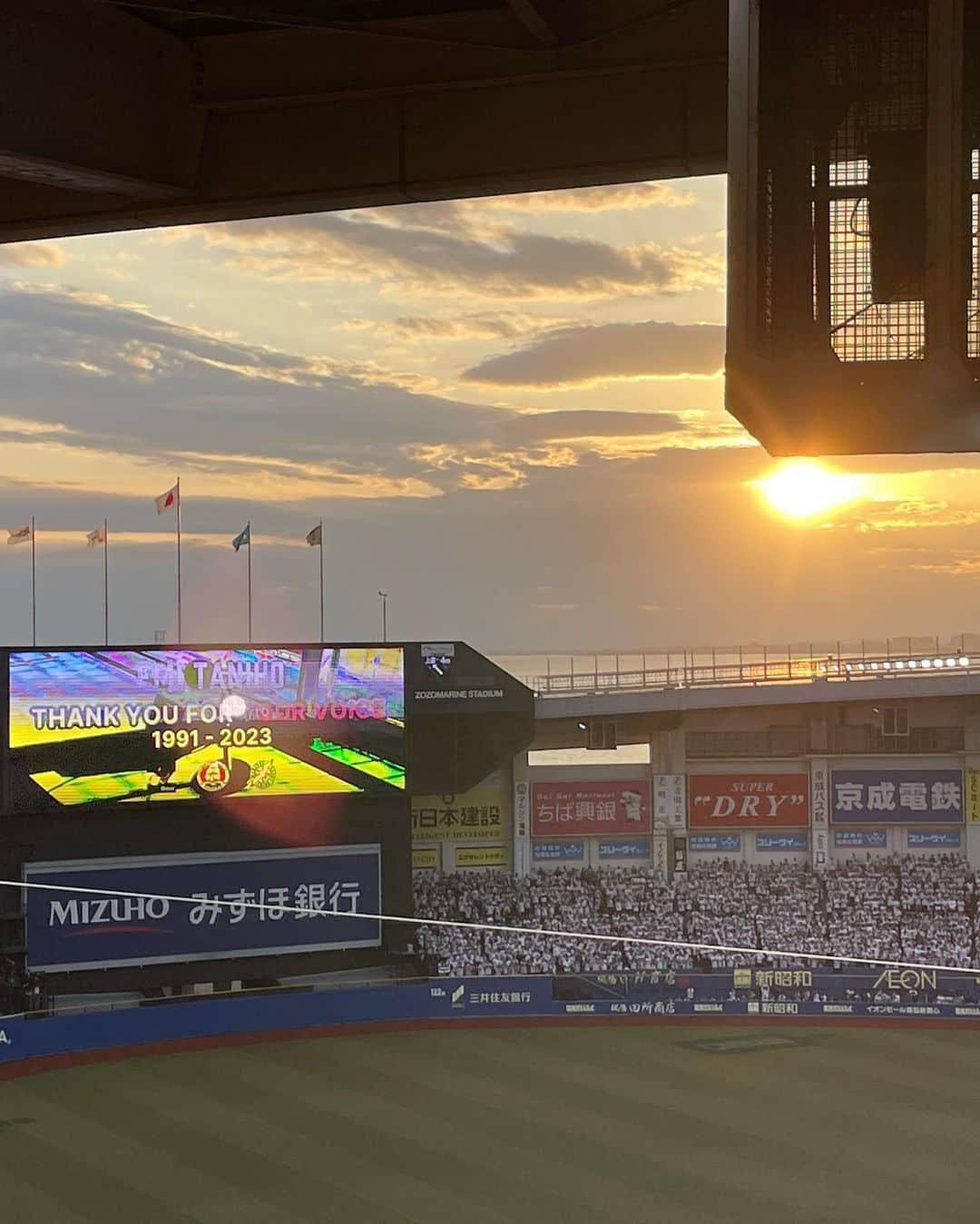 松浦志穂さんのインスタグラム写真 - (松浦志穂Instagram)「WBCファン活動⚾️🔥  毎週月曜bayfmのシンラジオで喋らせてもらってましてそこにゲストに来ていただいた千葉ロッテマリーンズの球場アナウンスを33年務める谷保さんが今期で引退されるというニュースを見て居ても立ってもいられずロッテのレギュラーシーズンホーム最終戦に入らせていただきました。この日残念ながらロッテは負けてしまったけど谷保さんのアナウンスめちゃくちゃ心にきたなぁ、、満員のスタンドからの「谷保」コールも海浜幕張に沈む夕日と共にこの日2100試合目のアナウンスだった谷保さんへの感謝のビジョンも何もかもが美しく尊い光景でした、、✨ そしてその後ロッテは2位でCS進出を決め明日からまたZOZOマリンスタジアムで試合が出来、谷保さんの引退が伸びたわけで、、素敵なドラマを見させてもらってるよう、、  WBCからはまった野球観戦⚾️ですがこんなに楽しくて興奮してアドレナリンが出るなんて！！野球って、スポーツって素晴らしいっ！！❤️‍🔥❤️‍🔥  #球場ビール極上に美味い #CSチケットって取れるのかなぁと見てみたら #瞬殺 #全然ダメ #野球激ハマり年」10月13日 15時37分 - matushiho