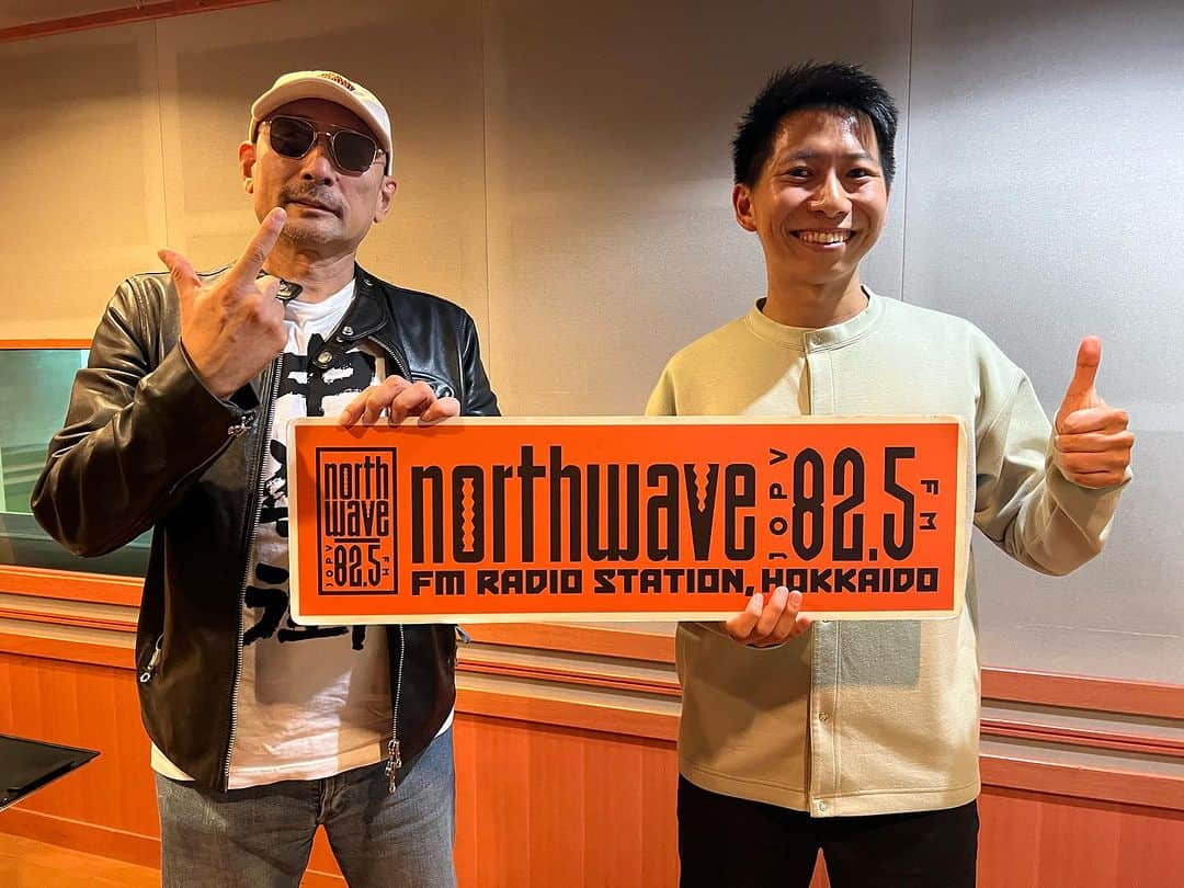 クレイジーケンバンド【公式】のインスタグラム：「続きまして、FM NORTH WAVE「READY TO GO!」にお邪魔いたしました。 旅の話で盛り上がりましたー。 新井翔さんありがとうございました。  byスタッフ  #クレイジーケンバンド  #crazykenband #横山剣 #世界 #札幌 #fmnorthwave」