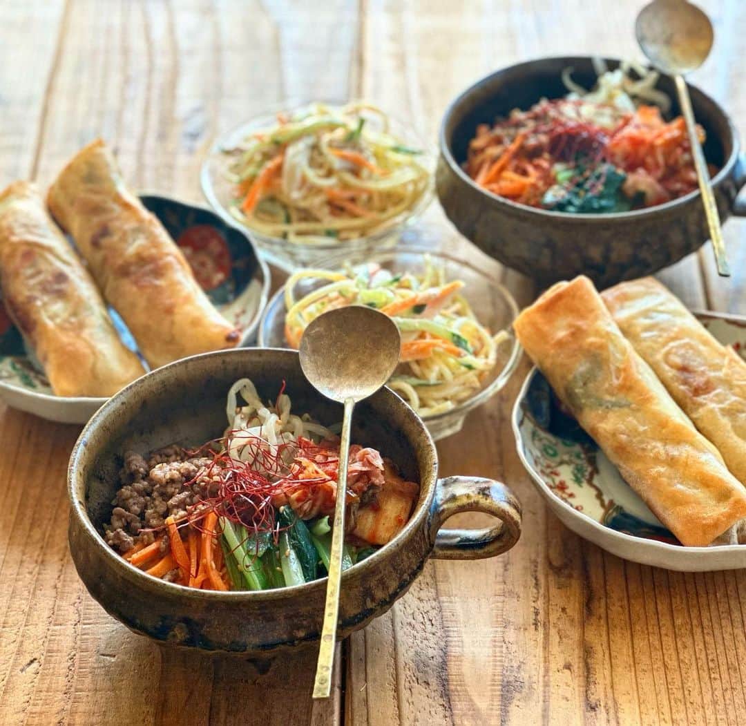 Atsukoのインスタグラム：「今日のブランチ 2023.10.13  ビビンバ 春巻き サラスパ  スンドゥブチゲ作ろうと思ったら豆腐がなかったwww 韓洋中mixですが、美味しかったので良しとする😋  今日はこれからご近所さんと飲み行ってきまーす✨」