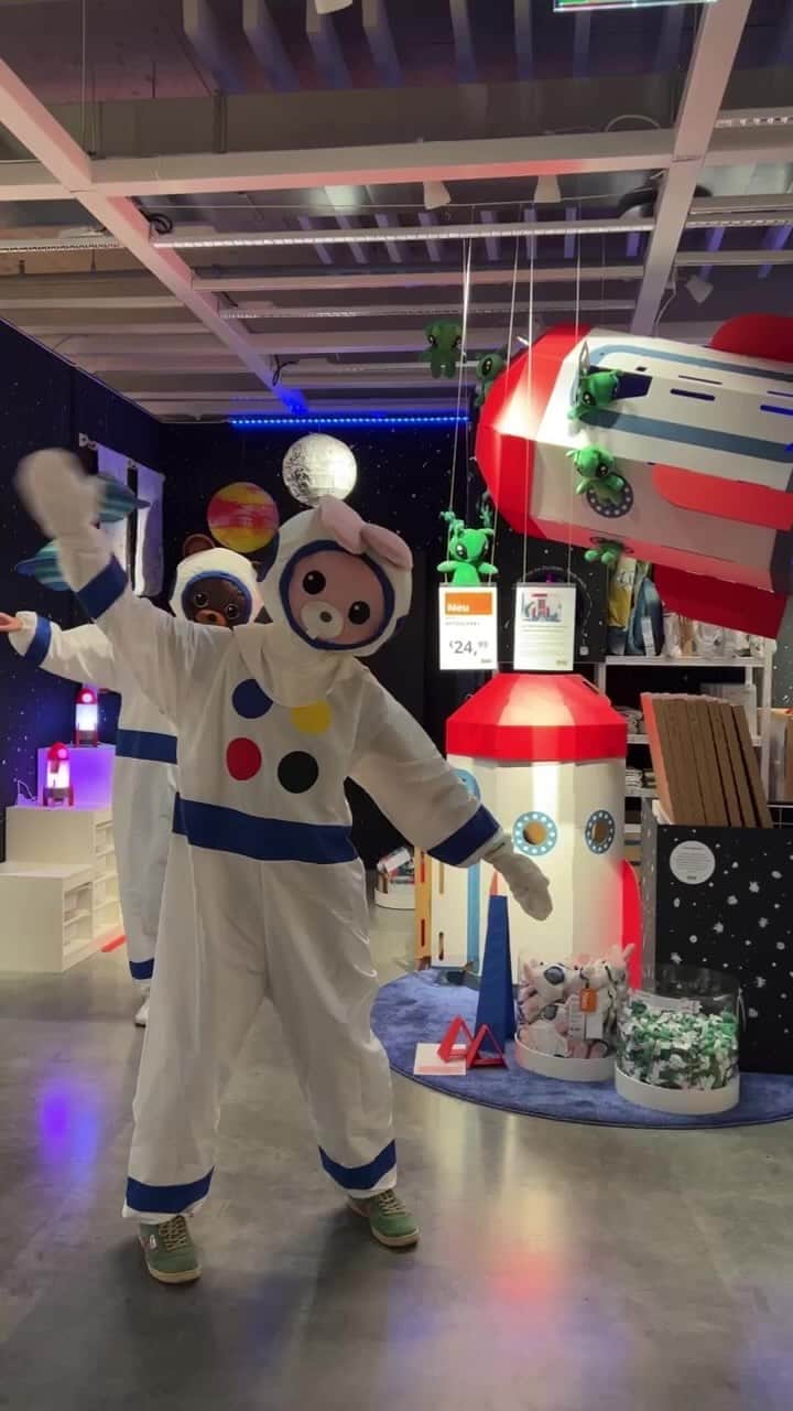IKEA Austriaのインスタグラム：「Heute sind unsere Astronaut:innen im @ikeawienwestbahnhof gelandet. Gemeinsam mit Alex und Miriam entdecken wir AFTONSPARV und weitere tolle Neuheiten und verraten euch, wie ihr dieses Wochenende sparen könnt. 😉💙💛 #IKEAat #IKEA #live #LebeSmårt」