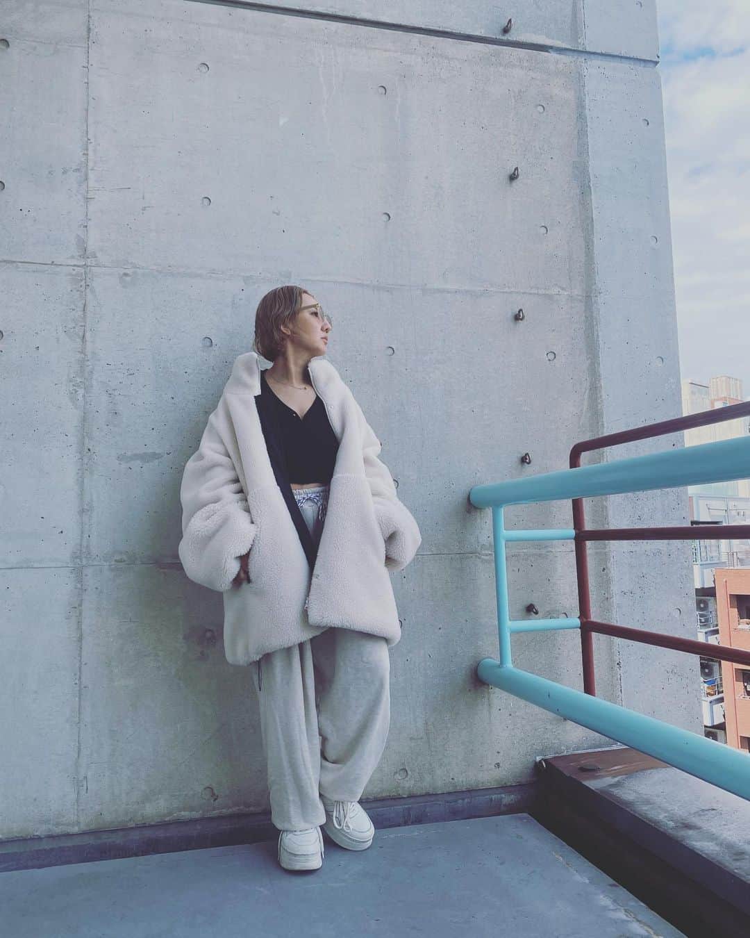 渡辺由香のインスタグラム：「ワタシ的 @elendeek  今期1オシアウターbest3に入るboa outer♡ boa素材が2素材ドッキングで スタンドカラーな仕様も今年っぽくて好き🫰 柔らかいナイロンの裏がリバーシブルになるのも最高pointです！ 冬は確実にコレで冬越せるやつ🫰 する人いるか？知らんけどw BOAって移動中毛布みたいになるからそれも好きw  @timelesswomen_official の カジュアルバランスにはオンナっぽな 短丈タイトニット腹みせは最近のヘビロテ♡  @toiro__toiro の気持ち良い素材のスゥエットは地元着、休日のもはや制服ですw  再来週あたりにouterのインスタLIVEするから見てね〜♡  #elendeek #timelesswoman #TOIRO #celine」