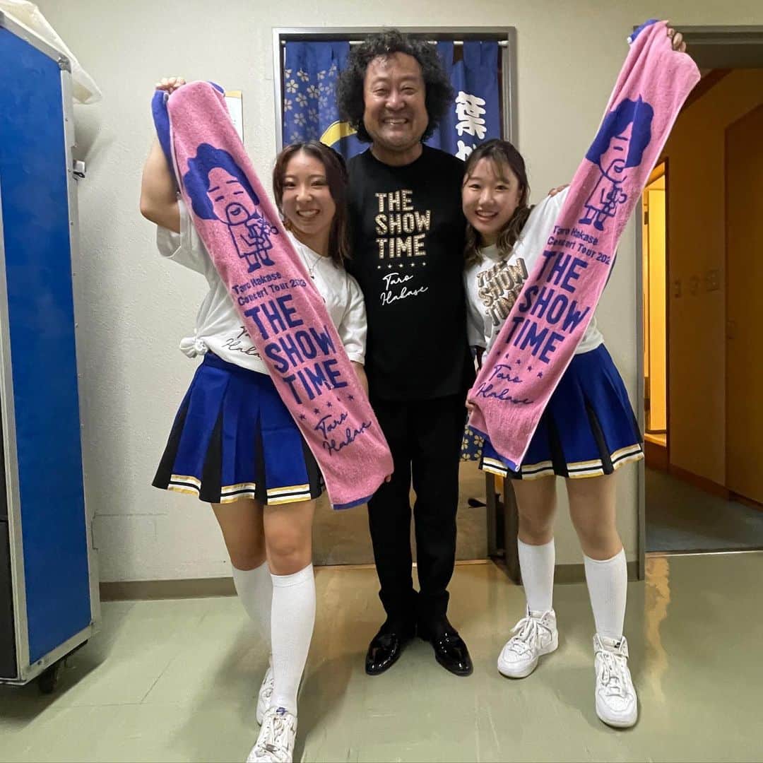 葉加瀬太郎のインスタグラム：「葉加瀬太郎コンサートツアー2023 THE SHOW TIME 浜松公演のショウタイムシスターズ、ゆりあちゃんと、かりんちゃん。 素敵なダンスを「博士ちゃん」で披露してくれました。 ありがとうー  明日から大阪フェスティバルホール2デイズでお待ちしてま〜す👋  #葉加瀬太郎 #葉加瀬太郎コンサートツアー2023 #THESHOWTIME  #浜松」
