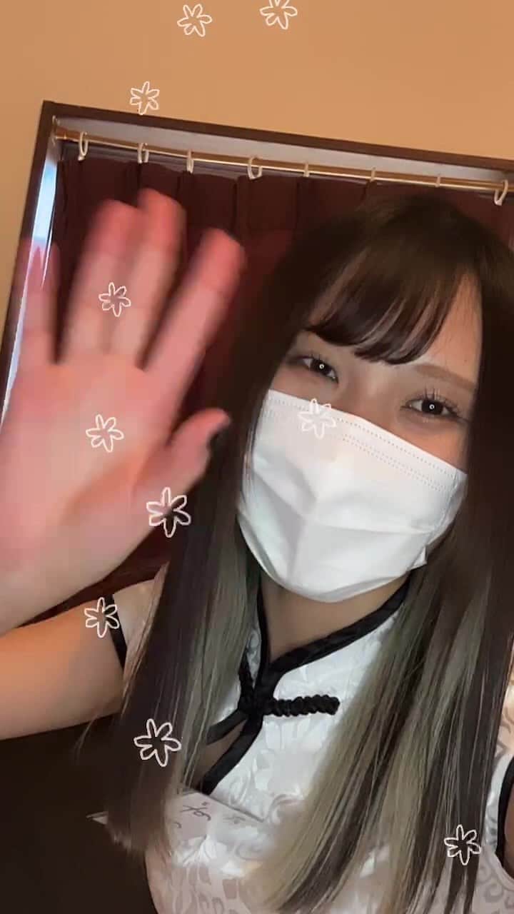 Relaxation & Spa Kokuaのインスタグラム：「白咲すず2回目のインスタライブやりました✨ 昼間の時間帯なのに沢山の人来てくれて嬉しかったです🙏🏻✨ フォローしたよ！とか今度行くねって言ってくれた人居てとっても嬉しかった😭💕  15日までコスプレイベントやっているのでぜひお待ちしてます💌💭」