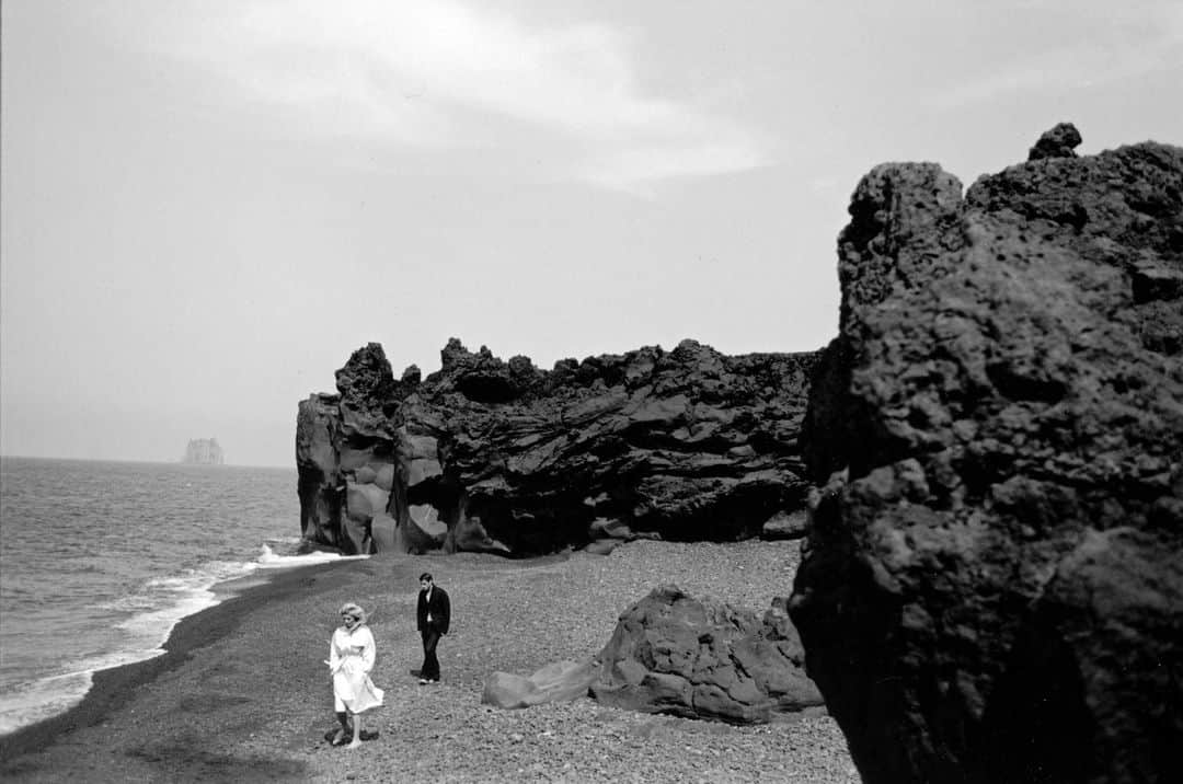 のインスタグラム：「CHIARA MASTROIANNI & ATESH, STROMBOLI 2001」