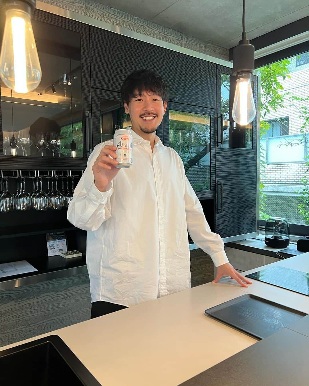 長谷川惠一のインスタグラム：「アサヒビールさんからアルコール分3.5%の新しいビール「アサヒスーパードライ ドライクリスタル」が誕生するということで、 試飲会に行ってきました🫡  通常のよく飲まれているビールはアルコール分5%のものが多く、  3.5%だとビール感がなくなるのかな🤔と思っていましたが…  飲んでみると本格的なビールの飲みごたえ🍺  ゲームや映画など自分の時間をより楽しみたいときにもおすすめ👏  10月11日から発売してるので、ぜひ飲んでみてください🙋‍♂️  @asahibeer_jp  #PR  #アサヒスーパードライ_ドライクリスタル  #スーパードライ  #アサヒビール」