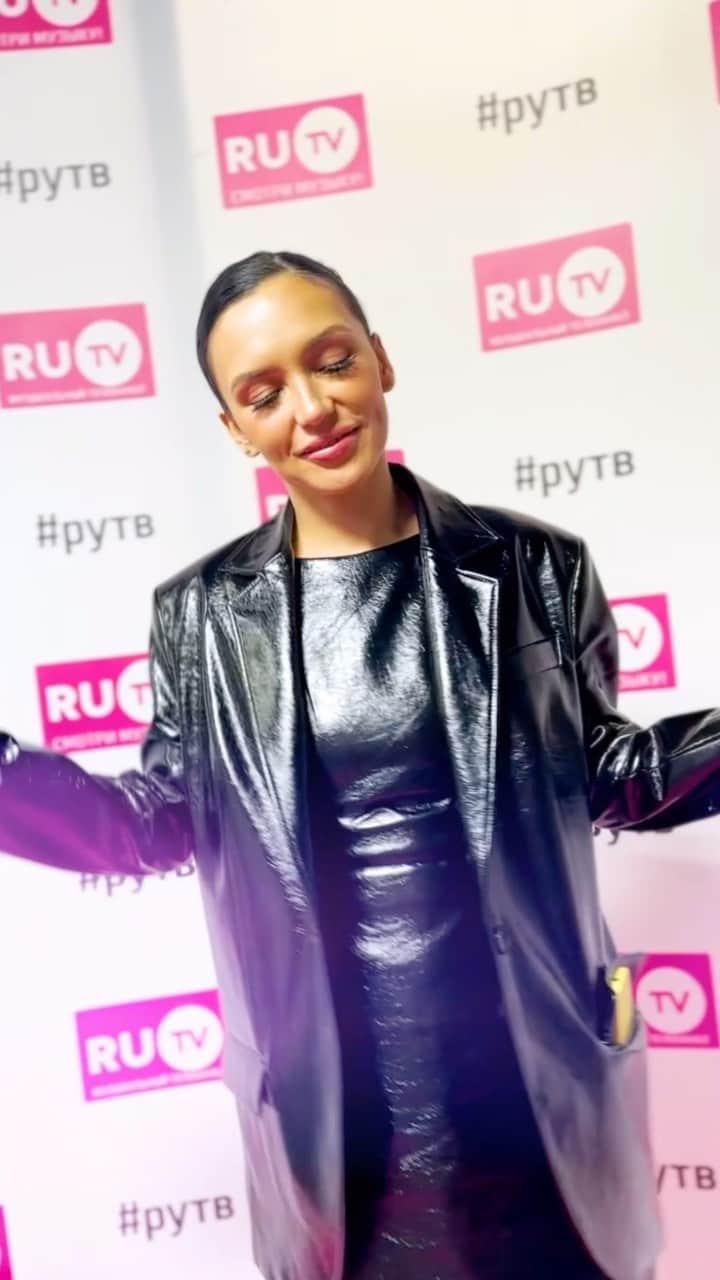 RU.TVのインスタグラム：「Не забыла, ай-ай-ай как любила…  Ставь ❤️, если любишь этот трек!  #rutv #рутв #ольгасерябкина」