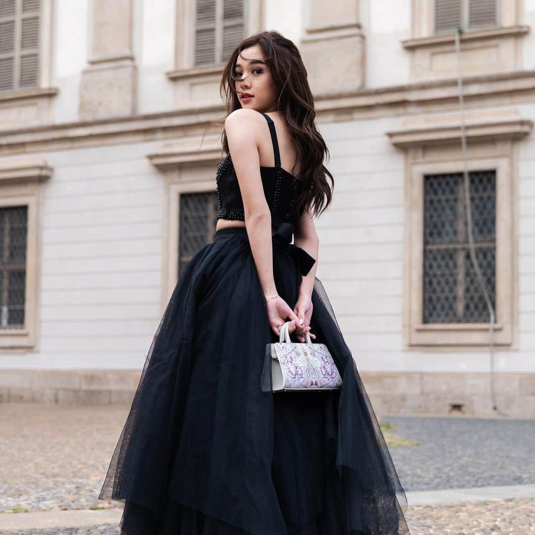 のインスタグラム：「Spotted: Ever so stylish @gabriellaekaputri carrying the #AIGNER Cybill Bag Honeysuckle out of the Exclusive Runway Edition before the #AIGNERSS24 show in Milan.」