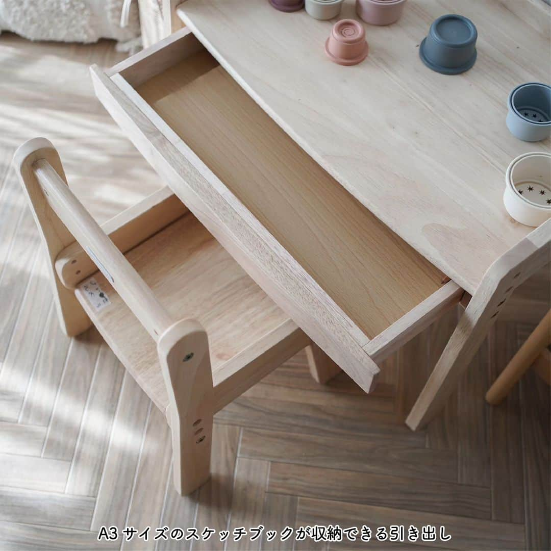 yamatoya(ベビー・キッズ家具の大和屋) さんのインスタグラム写真 - (yamatoya(ベビー・キッズ家具の大和屋) Instagram)「【シンプルで長く使えるキッズデスク】ノスタ3 キッズデスク/キッズチェア  デスクチェアを気に入って、何度も座ったり降りたり、引き出しから物を出したりしまったりする様子は見ていて嬉しくなりますね♪  お絵描きしたり、シール遊びなど机で遊ぶ機会が増えてくると、お子さまの成長を感じられると思います♪  角が丸くシンプルなデザインで、お部屋のインテリアにも合わせやすい木製の「ノスタ3 キッズデスク/キッズチェア」♪  “高さ調整”ができて、A3サイズのスケッチブックが入る“引き出し”や、クレヨンなどの転がり落ちを防止してくれる“段差”など、お子さまが楽しんで長く使えるようになっています。  お子さまのお気に入りの“場所”として、ぜひご参考にしていただけたらと思います♪  #ノスタ #ノスタ3 #キッズデスク #キッズチェア #キッズ家具 #キッズデスクチェア #キッズインテリア #キッズ #キッズスペース #子供部屋 #1歳 #1歳6ヶ月 #2歳誕生日 #子育て #育児 #子ども #家族 #子ども家具 #yamatoya #大和屋」10月13日 16時02分 - yamatoya_official