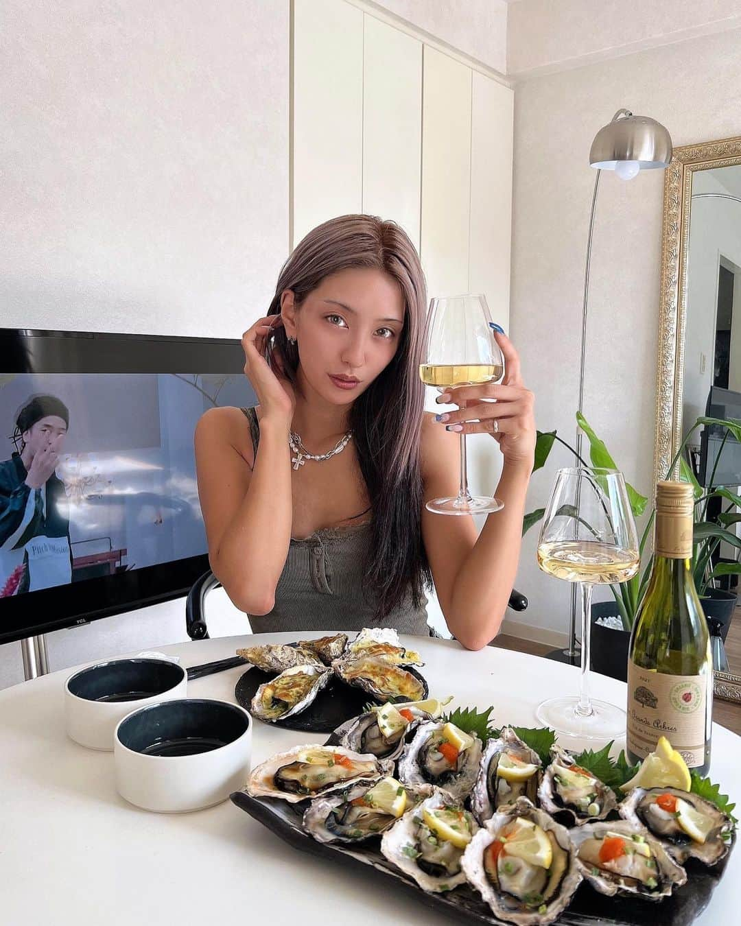 ゆん（並木優奈）さんのインスタグラム写真 - (ゆん（並木優奈）Instagram)「🥂  @sea_foodjunky で 牡蠣のカンカン焼きセットを お取り寄せ🦪💕  15個も入ってるし そのままコンロにかけるだけで お家でぷりっぷりの牡蠣が食べれるなんて幸せ〜♡  そのまま食べても美味しかったし ✔︎ポン酢/レモン/もみじおろし/ネギ ✔︎バジル/チーズ の食べ方も美味しかった🧡  #シーフードジャンキー #カンカン焼き #牡蠣」10月13日 16時03分 - yunaaaaa.x