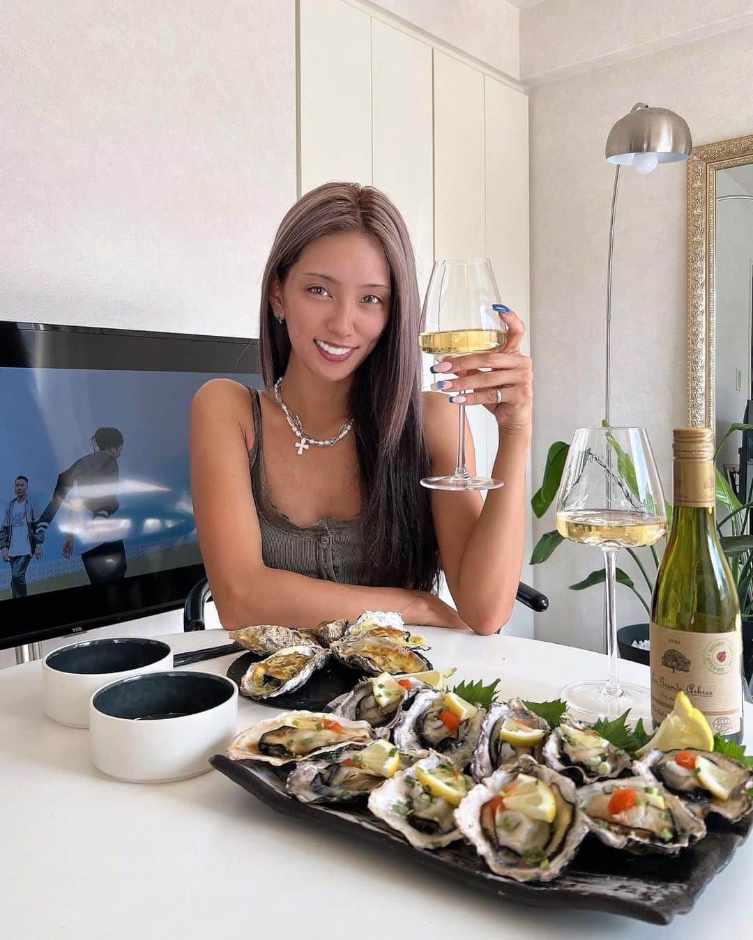 ゆん（並木優奈）さんのインスタグラム写真 - (ゆん（並木優奈）Instagram)「🥂  @sea_foodjunky で 牡蠣のカンカン焼きセットを お取り寄せ🦪💕  15個も入ってるし そのままコンロにかけるだけで お家でぷりっぷりの牡蠣が食べれるなんて幸せ〜♡  そのまま食べても美味しかったし ✔︎ポン酢/レモン/もみじおろし/ネギ ✔︎バジル/チーズ の食べ方も美味しかった🧡  #シーフードジャンキー #カンカン焼き #牡蠣」10月13日 16時03分 - yunaaaaa.x