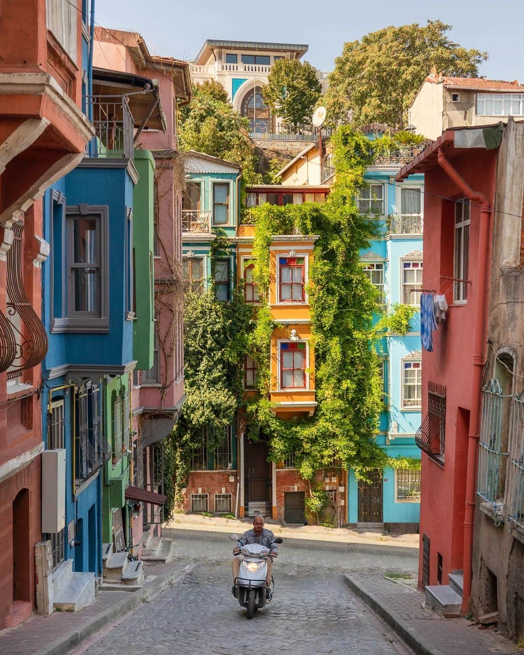 Rich McCorさんのインスタグラム写真 - (Rich McCorInstagram)「ad| If you’re in Istanbul it’s hard not to notice Galata Tower, so I was keen to include it in @radissoncollection’s Art Series because it's so iconic.  This part of Istanbul is full of life but it’s also a little chaotic so I hopped on a tram to the colourful and peaceful streets of Balat (well, peaceful if you get there early enough before the rest of the Instagrammers arrive). It’s well worth exploring and finding a coffee nearby too, although I had two because I needed the caffeine after waking up early to see the sunrise behind the Ortaköy Mosque in the last photo.  #ArtSeries #RadissonCollection」10月13日 16時05分 - paperboyo