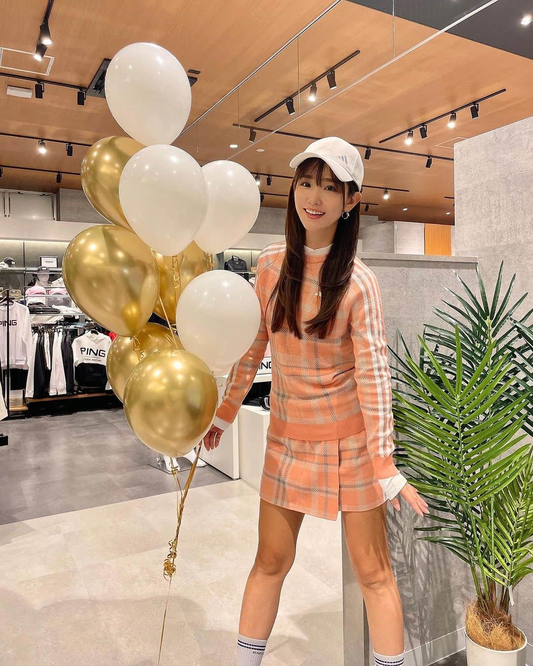 西村いちかさんのインスタグラム写真 - (西村いちかInstagram)「思い出たち🥰 写真だと🍊にしか見えないけどピンクのセットアップも可愛いかった☺️✨  下手すぎたからアプローチチャレンジしたんだけど最後に載せてます😇笑  #二木ゴルフ #clubhouse72  #adidasgolf #ゴルフ女子 #ゴルフ男子 #golf #ゴルフウェア #ゴルフコーデ #골프패션」10月13日 16時06分 - ichika_nishimura