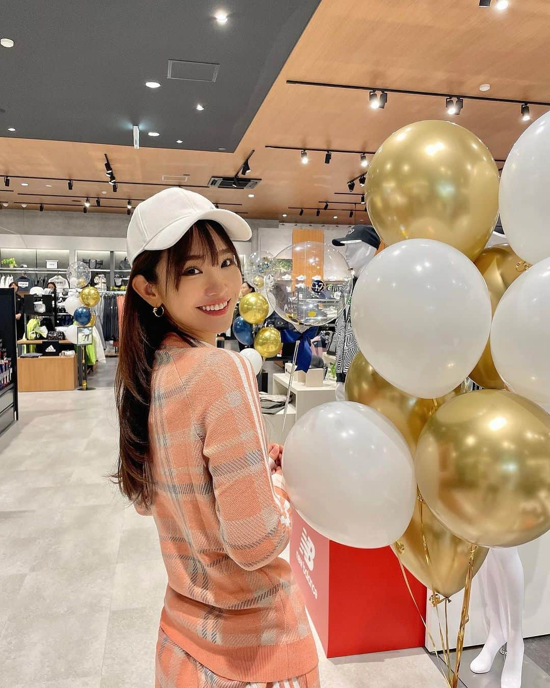 西村いちかさんのインスタグラム写真 - (西村いちかInstagram)「思い出たち🥰 写真だと🍊にしか見えないけどピンクのセットアップも可愛いかった☺️✨  下手すぎたからアプローチチャレンジしたんだけど最後に載せてます😇笑  #二木ゴルフ #clubhouse72  #adidasgolf #ゴルフ女子 #ゴルフ男子 #golf #ゴルフウェア #ゴルフコーデ #골프패션」10月13日 16時06分 - ichika_nishimura