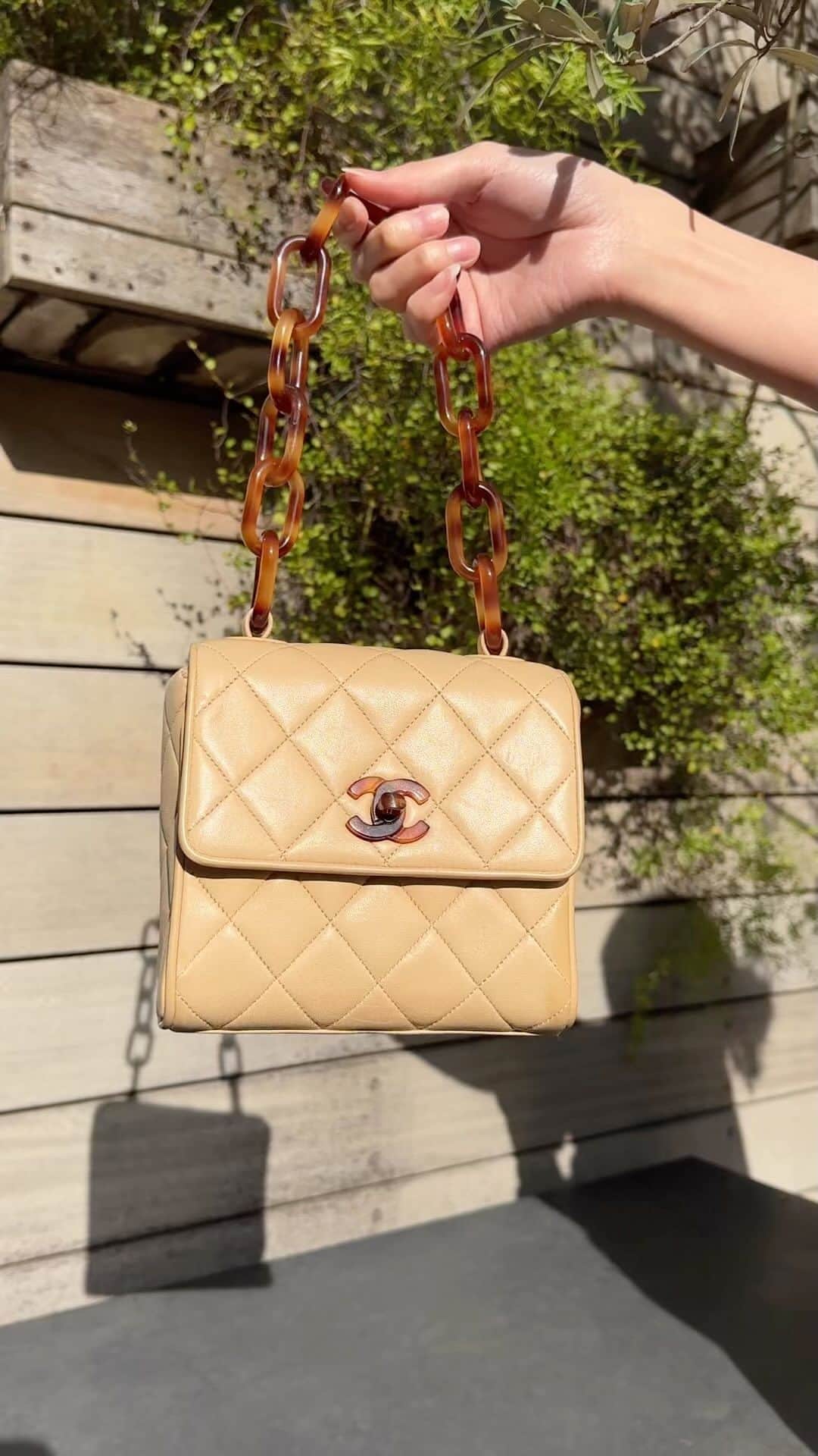 Vintage Brand Boutique AMOREのインスタグラム：「💛Chanel Handbag 💛  Product code : 14487  #vintagechanel #chanelbag #chanelvintage #chanelhandbag」
