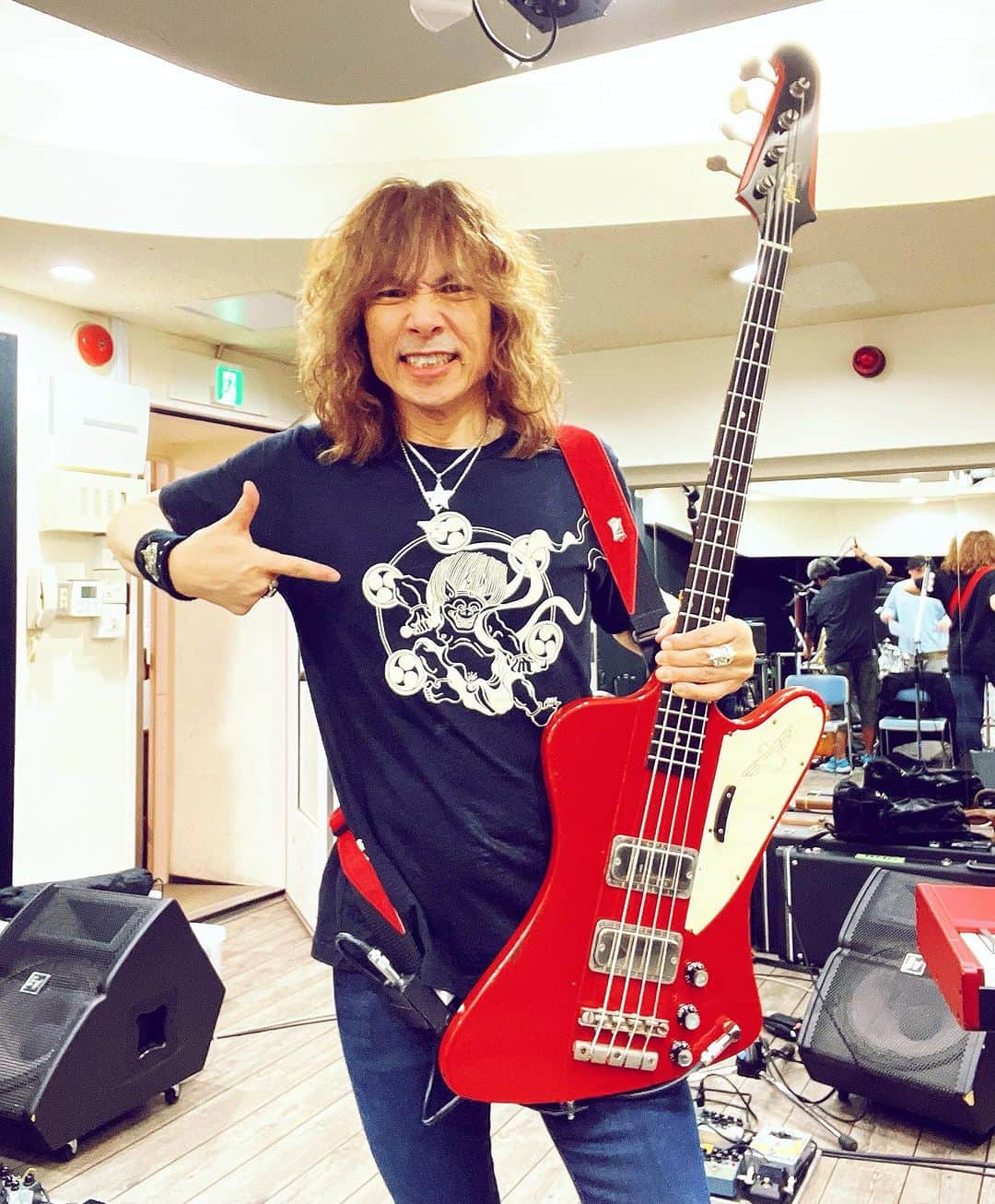 広瀬"HEESEY"洋一のインスタグラム：「HEESEY JAPAN TOUR 2023「RED COLORED WEEKEND 」、本日開幕の予定でしたが、ワタクシ本人の風邪による体調不良により、本日10/13の名古屋公演と明日10/14の大阪公演を、中止・延期とさせていただきました。 両公演に御来場予定だったミナサマ、スタッフや関係者のみなさんに、開催直前にご迷惑とご心配をおかけすることになり、誠に申し訳ございません。深くお詫び申し上げます。 コロナもインフルエンザも陰性だったものの、発熱、頭痛、喉の痛み、咳、くしゃみ、鼻水、身体のダルさ...と、風邪のあらゆる症状が一気に押し寄せて絶不調でしたが、今はピークを過ぎたようで平熱に戻り快方に向かっている状態です。来週末の横浜公演を初日と改め予定通り開催出来るよう、引き続き回復に努めます。 勿論、名古屋・大阪両公演は、振り替えての開催に向けて調整中なので、決定次第お知らせします。  P.S. THE YELLOW MONKEYからの大切なお知らせと、今回の公演中止・延期のお知らせのタイミングがかぶってしまったことは、本人としても大変心苦しかったです。重ねてお詫び申し上げます。  こちらはツアーリハーサルの合間のセルフィ。雷神のTシャツと“RED COLOREDの雷神鳥ベース”でやる気マンマンなショット。 ミナサマもお身体にお気をつけください。」