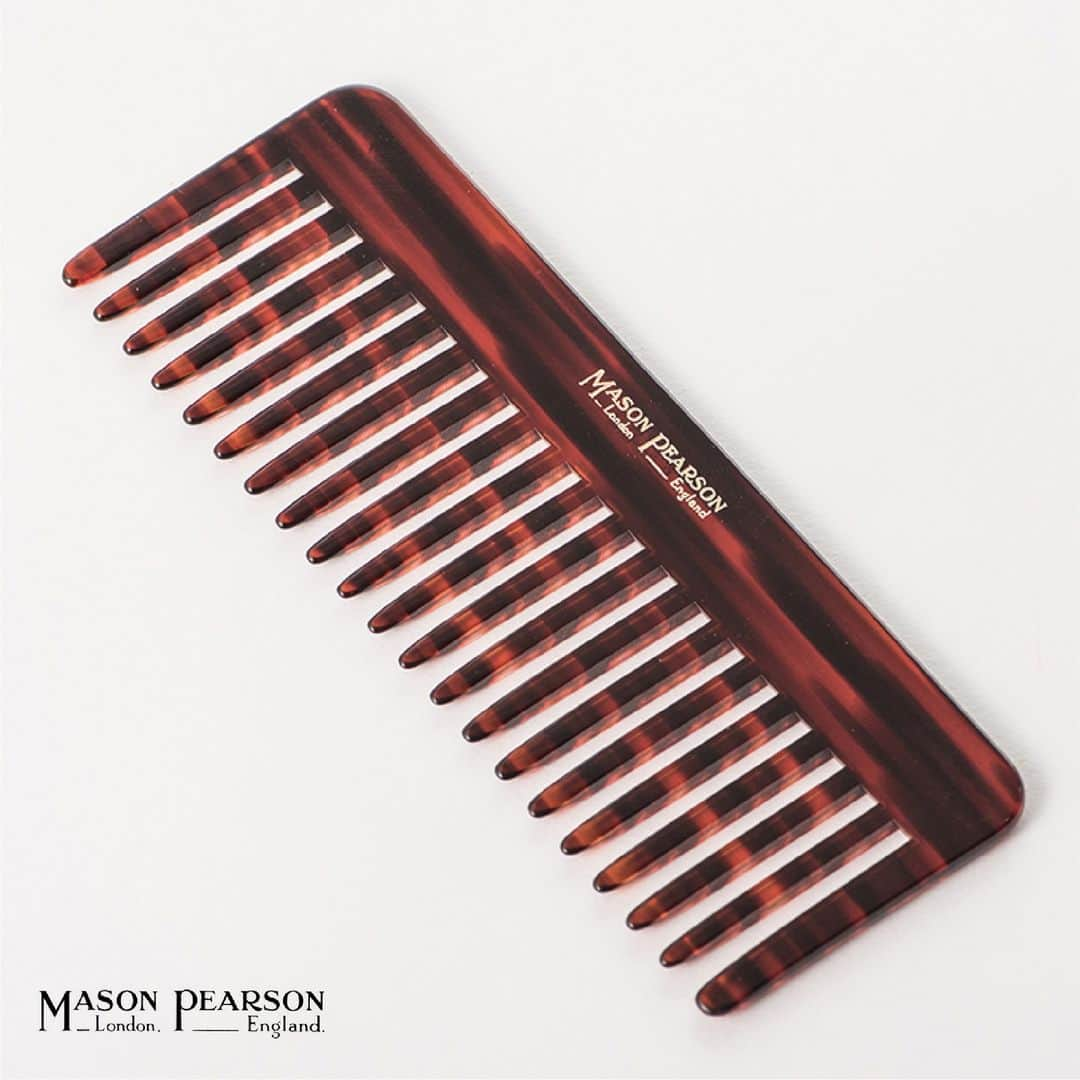 センス・オブ・ヒューモア SENSE OF HUMOURのインスタグラム：「MASON PEARSON  ■レイクコーム(Rake Comb,C7) /サイズ:16.3cmx6cm 価格:5,500円(税込) パーマのうねりを守りながらのスタイリングに適しており、スパイラルパーマやドレッドヘアなど、ロールが大きいヘアスタイルにもお使いいただけます。  ■デタリングコーム(Detangling Comb,C2) /サイズ:20cmx4.3cm 価格:5,500円(税込) 「デタングリング=もつれをほぐす」というその名の通り髪をほぐし、リセットしてくれるタイプです。シャワー、ヘアドライ後や、朝のスタイリング前にもつれた髪を整えれば、その後のスタイリングも思いのままに。使いやすくプレゼントにもぴったりです。  ■テイルコーム(Tail Comb,C3) /サイズ:20.7cmx2.9cm 価格:4,950円(税込) 長く伸びたテイルが髪のセットや、分け目の演出に適したタイプ。ポーチにいれて携帯しておけば、出先でも気になる部分のリセットが可能です。  ■スタイリングコーム(Styling Comb,C4) /サイズ:16.5cmx3.5cm 価格:4,950円(税込) 髪の流れを整える際や、ヘアセットに。メンズのプレゼントにぴったりです。  ■カットコーム(Cutting Comb,C8) /サイズ:18.3cmx2.7cm 価格:5,500円(税込) その名の通りヘアカットの際に髪をまとめ上げたり、カットの長さを整えるのに適した、美容師さん御用達のストレートタイプとなっています。  _______________  SENSE OF HUMOUR 南青山旗艦店 @senseofhumour_shop_salon  ●住所：東京都港区南青山5-14-3 1F ●最寄り駅:表参道駅 ●営業時間：平日 11:00-20:00、土日祝 10:00-19:00  _______________  #senseofhumour #senseofhumoursalon #センスオブヒューモア #センスオブヒューモアサロン #masonpeaeson #メイソンピアソン  _______________」