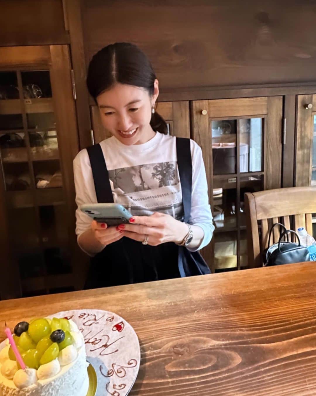 ともさかりえのインスタグラム：「⁡ 12日で44歳になりました。 皆さん、メッセージをありがとう！ ⁡ お友達がお祝いしてくれた🎂 彼女の周年祝いも💐 @setsuko_sagittaire  ⁡ #質問沢山いただいたお洋服は @drawerofficial」