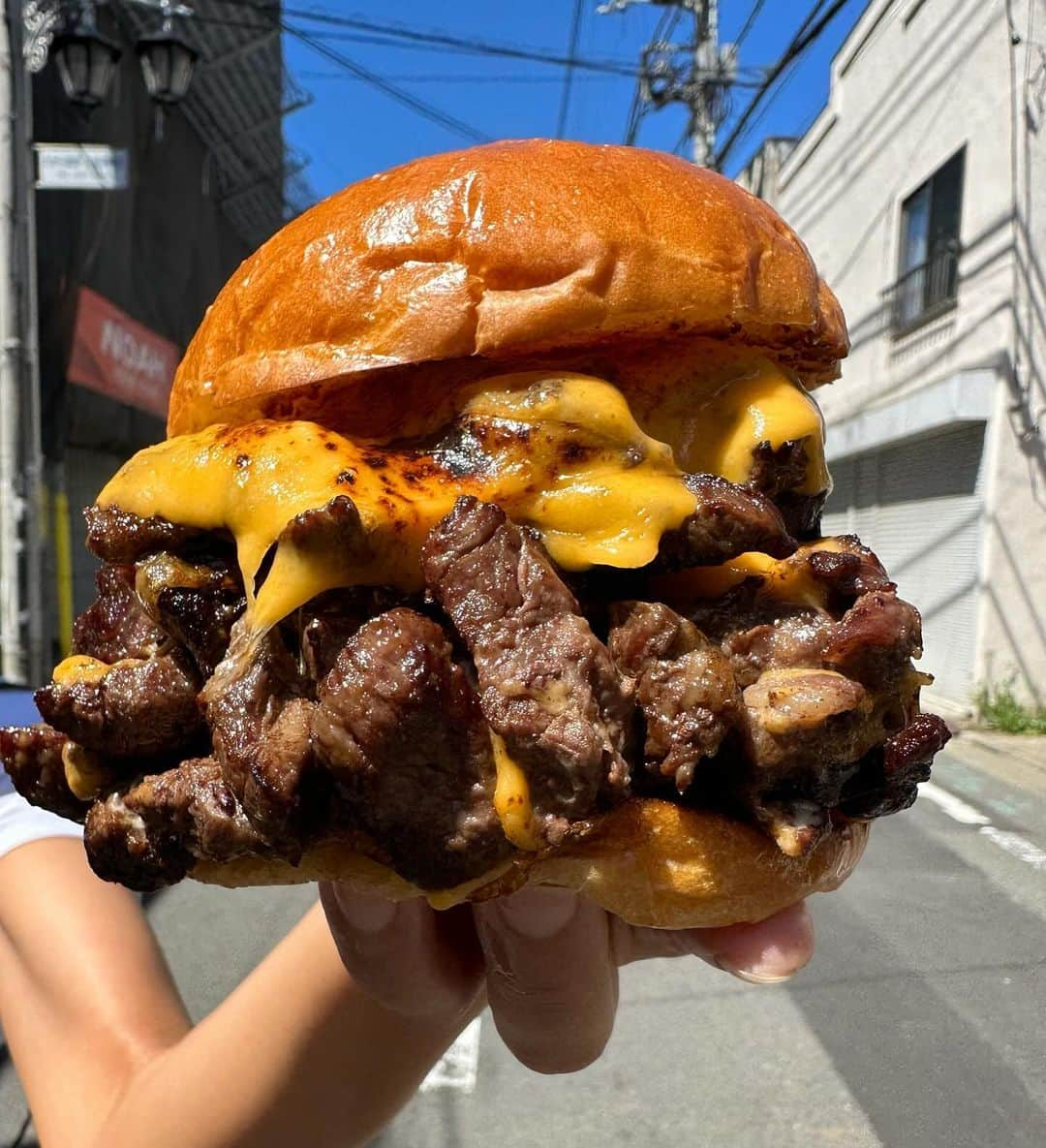 Coffee & Toast Tokyoのインスタグラム：「ビーフ"ごろごろ"バーガー‼︎ ❤️💛❤️💛❤️💛❤️💛❤️  “Fat gives things flavor.”  やわらか牛肉を粗切りにして、パテでハンバーガー‼︎  肉感たっぷりのバーガー、 たまらんです😋😋😋  . .  . . . #ビーフごろごろバーガー #ハンバーガー  #バーガー  #burger  #steak  #肉  #beef  #ステーキハンバーグ   #三軒茶屋ランチ  #世田谷線カフェ  #パンスタグラム  #東京カフェ  #三軒茶屋カフェ #三軒茶屋  #パン #三茶カフェ  #三茶 #田園都市線カフェ #コーヒーアンドトースト  #coffeeandtoast #foodie #foodielife」