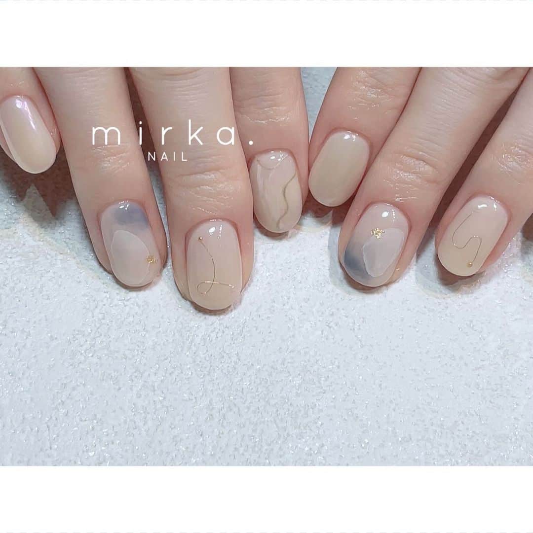 mirka. NAIL(ミルカネイル)のインスタグラム：「⁡ ⁡ ⁡ for wedding ♡ ⁡ ⁡ #mirka bridalnail ………………………………………………………… ⁡ ご予約、お問い合わせは LINE ID⇒ @mirka.nail (@含む)まで。 ⁡ ご新規様はハイライトの「ご案内」と「ご予約方法」を必ずお読みいただいてからご予約くださいますようお願いいたします。 空き状況や詳細はLINEの投稿からご確認ください。 ⁡ ⁡ ⁡ ⁡ #mirkanail#nails#nail#nailart#naildesign #ショートネイル#ネイルアート#ネイルデザイン#ネイル#大人ネイル#シンプルネイル#オフィスネイル#ニュアンスネイル#ナチュラルネイル#カジュアルネイル#ショートネイルデザイン#美甲#秋ネイル#秋ネイル2023 #プライベートサロン#プライベートネイルサロン#東京ネイルサロン#東京ネイル#江東区ネイルサロン#森下#清澄白河 ⁡」