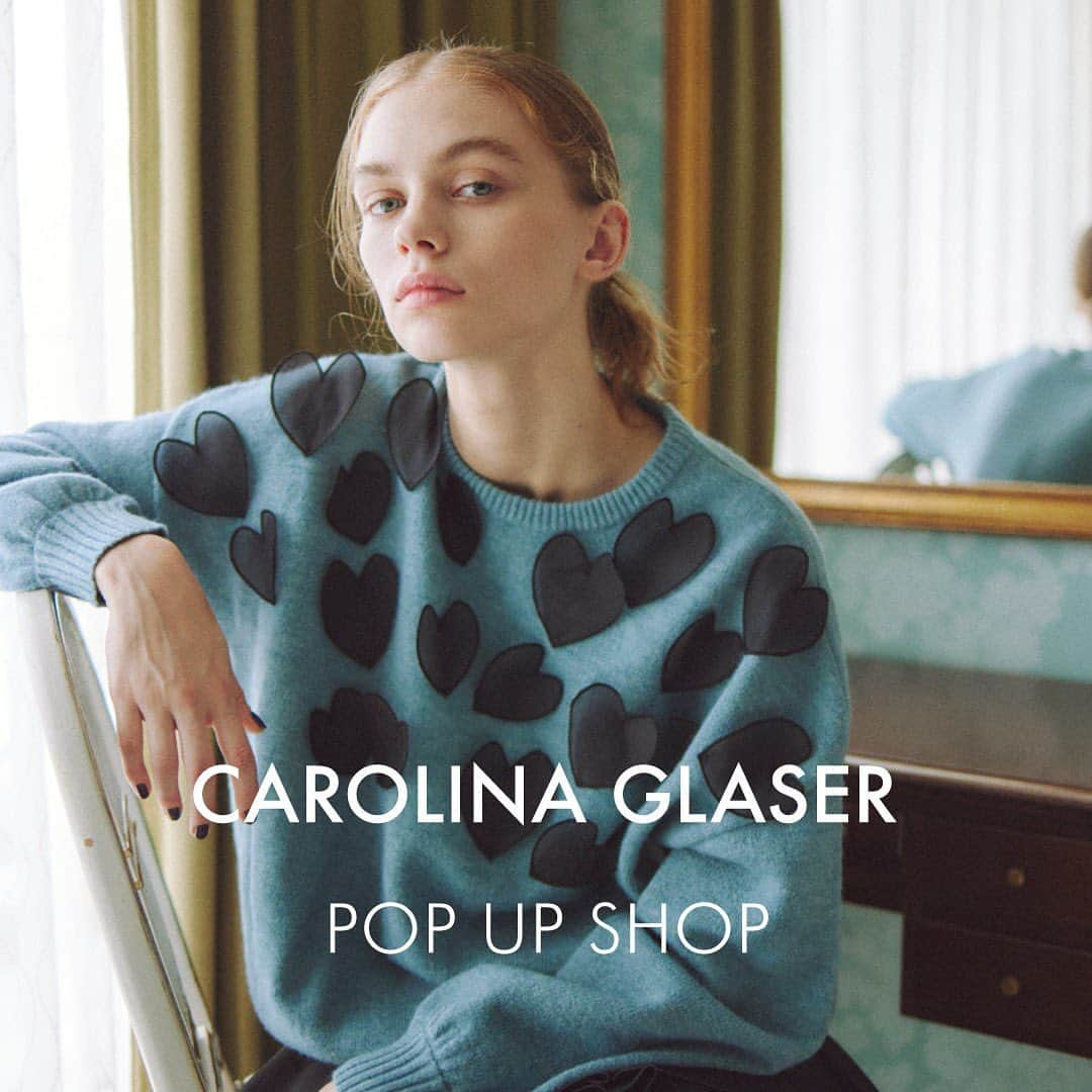 カロリナグレイサーバイシェリールのインスタグラム：「〈CAROLINA GLASER〉 ポップアップショップを3店舗で開催❣️  スタンダードなアイテムにトレンドを取り入れて、今の気分をすぐ身につけられるウェアをオンラインショップで提案している〈CAROLINA GLASER（カロリナ グレイサー）〉。   この度、〈CAROLINA GLASER〉の秋冬新作アイテムを一堂にご覧いただけるポップアップショップを「ビームス 新宿」、「ビームス 名古屋」、「ビームス 熊本」の3店舗にて開催します。  期間中は、通常オンラインショップでのみ取り扱っている豊富なラインナップを直接手に取ってご覧いただけるほか、今回、各店舗で企画したオリジナルアイテムの販売を行います。  また、「ビームス 新宿」では、毎日の着まわしコーデをInstagramやwearを中心に発信しているインフルエンサーAyaとのコラボレーションアイテム〈Aya × CAROLINA GLASER〉の発売を記念し、10/21（土）にご自身が店舗にてご案内をする特別なイベントも！  この特別な機会に是非、〈CAROLINA GLASER〉の世界観をお楽しみください💗 ______________________________  会場* at BEAMS SHINJUKU @beams_shinjuku   at BEAMS NAGOYA @beams_nagoya   at BEAMS KUMAMOTO @beams_kumamoto   ______________________________  #carolinaglaser #beams #カロリナグレイサー #ビームス #大人可愛い #新宿  #ビームス新宿 #popupshop」